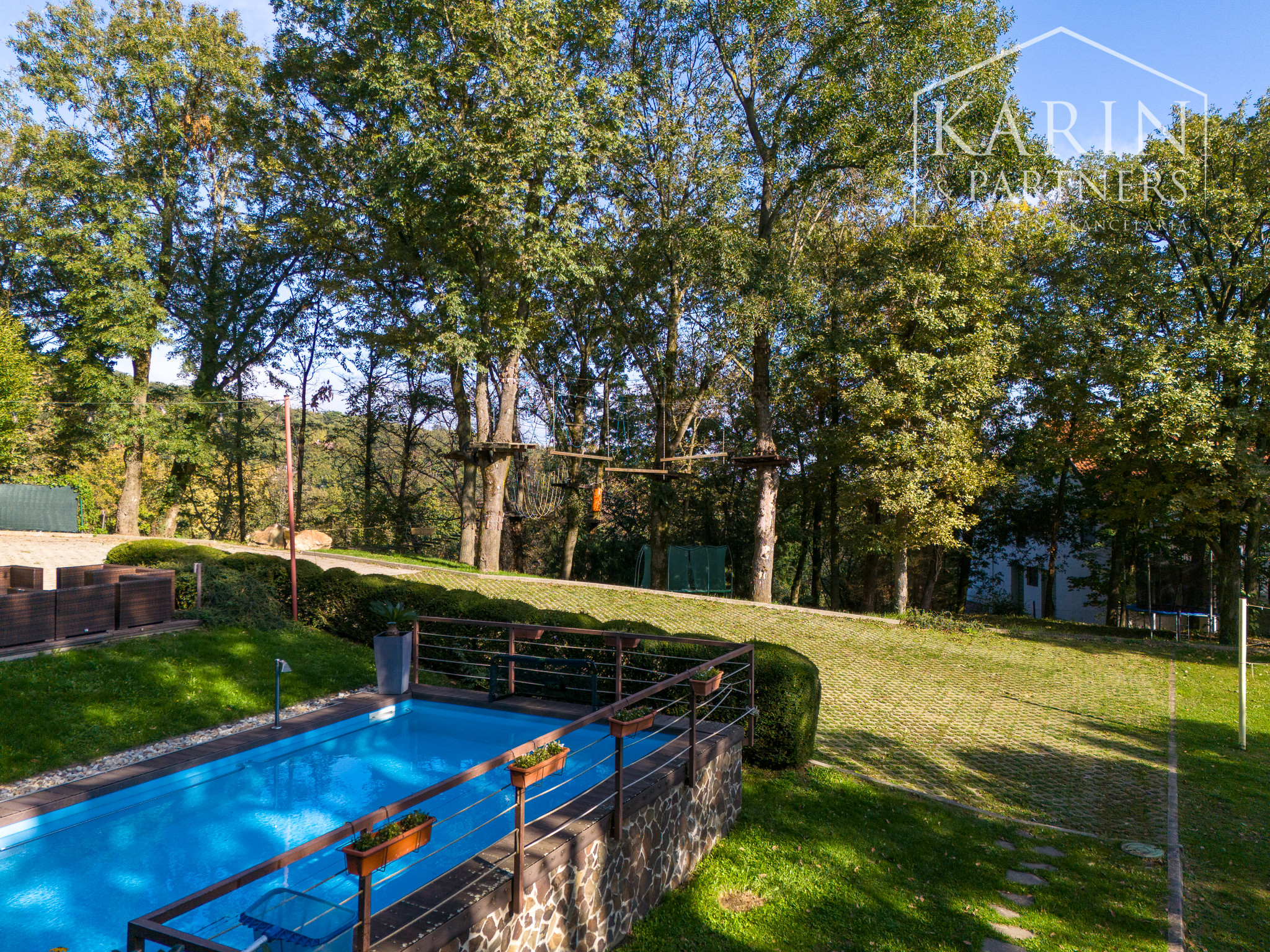 ŠTVORPODLAŽNÁ VILA S BAZÉNOM, WELLNESSOM A KOLIBOU V MODRE - HARMÓNIA