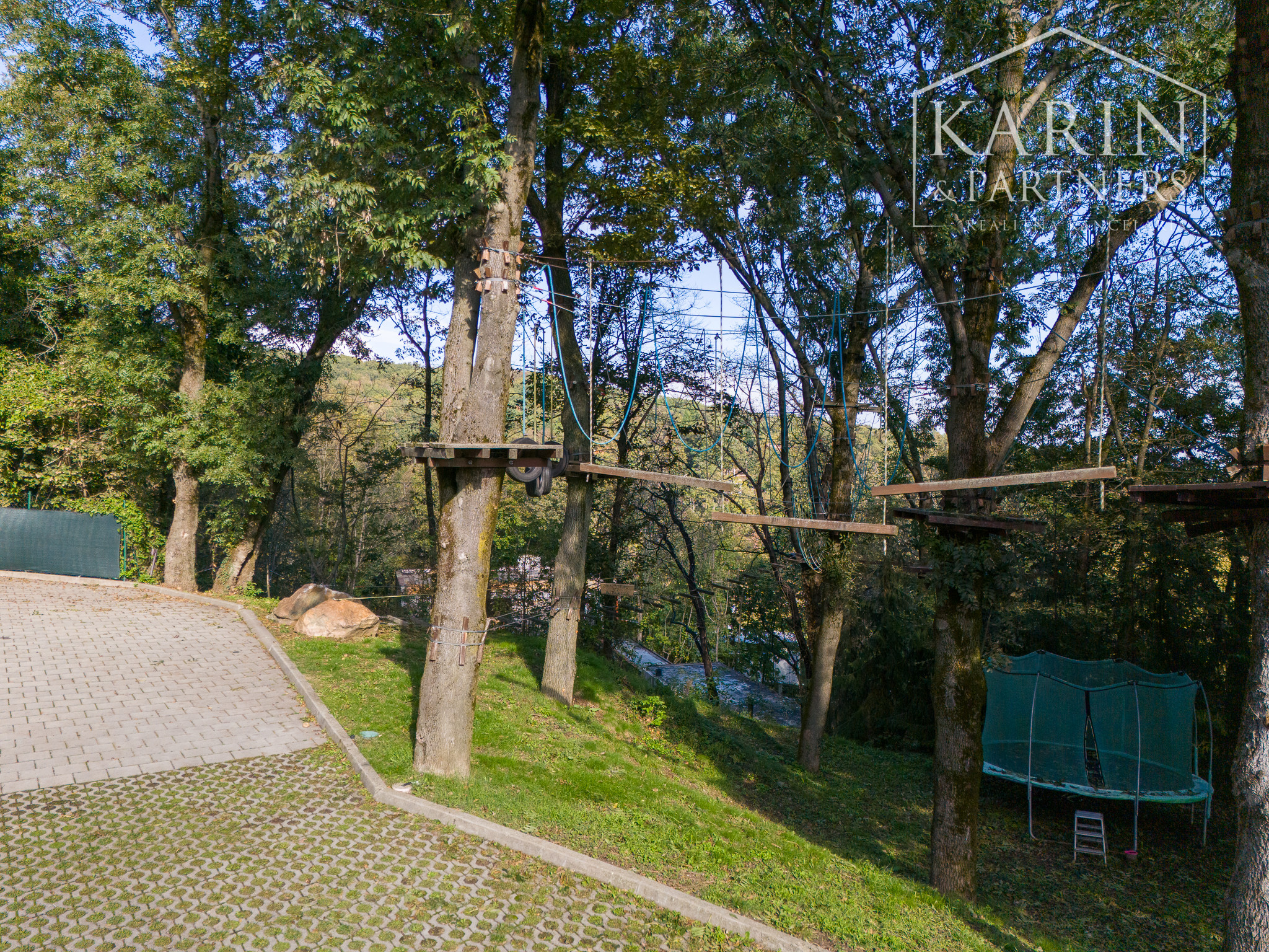 ŠTVORPODLAŽNÁ VILA S BAZÉNOM, WELLNESSOM A KOLIBOU V MODRE - HARMÓNIA