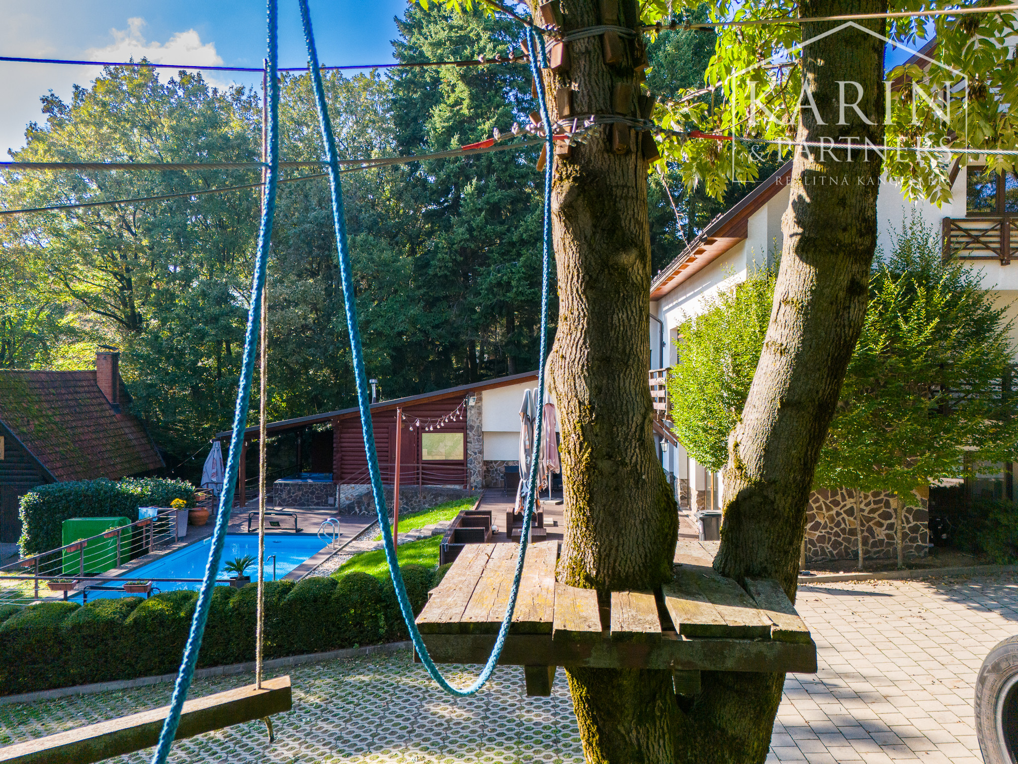 ŠTVORPODLAŽNÁ VILA S BAZÉNOM, WELLNESSOM A KOLIBOU V MODRE - HARMÓNIA