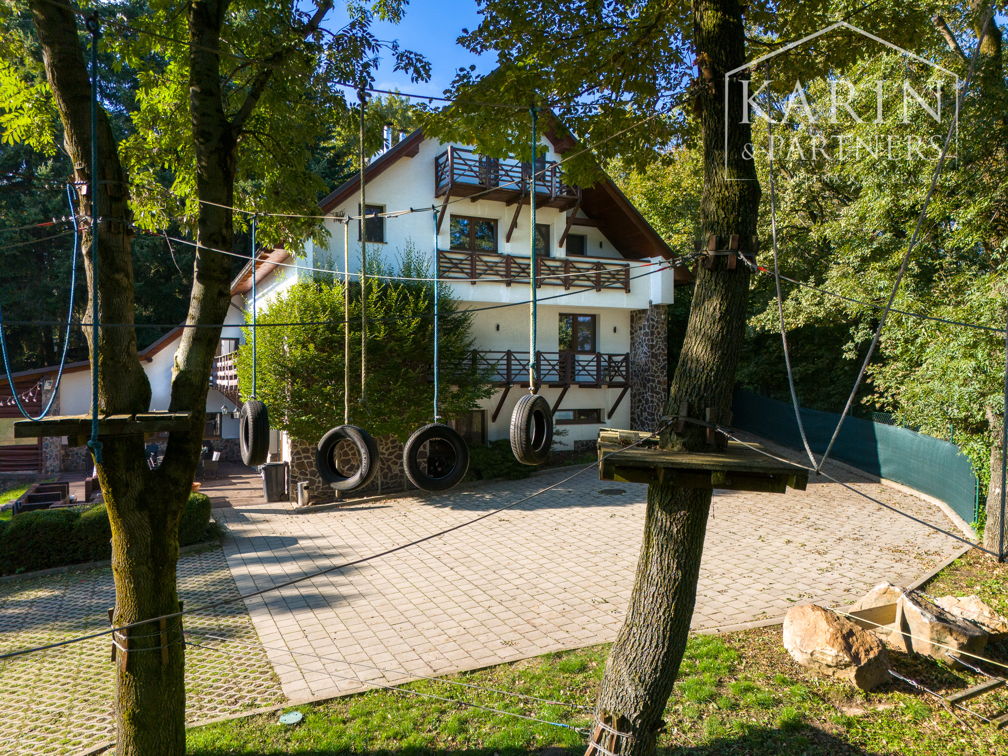 ŠTVORPODLAŽNÁ VILA S BAZÉNOM, WELLNESSOM A KOLIBOU V MODRE - HARMÓNIA