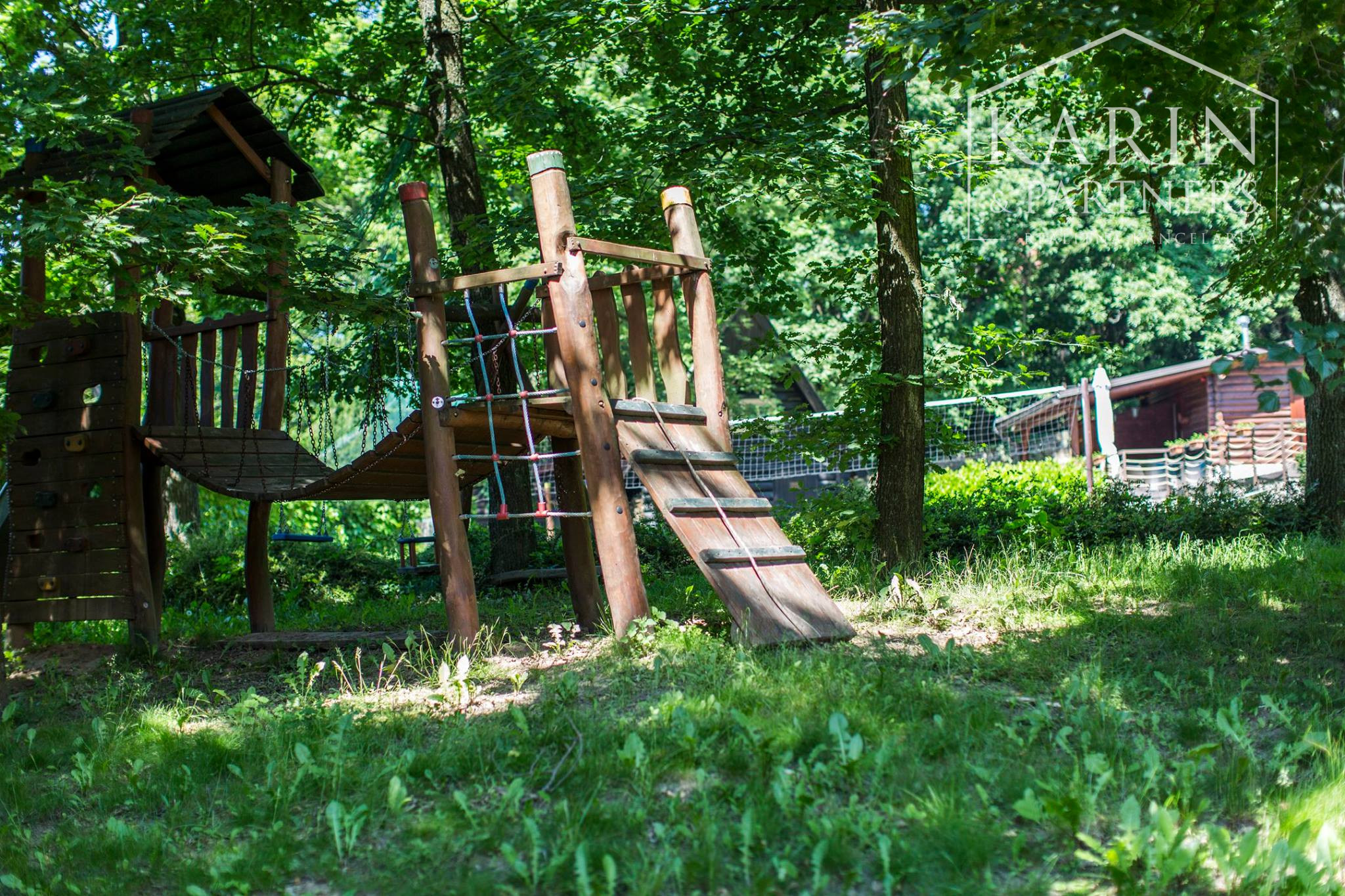 ŠTVORPODLAŽNÁ VILA S BAZÉNOM, WELLNESSOM A KOLIBOU V MODRE - HARMÓNIA