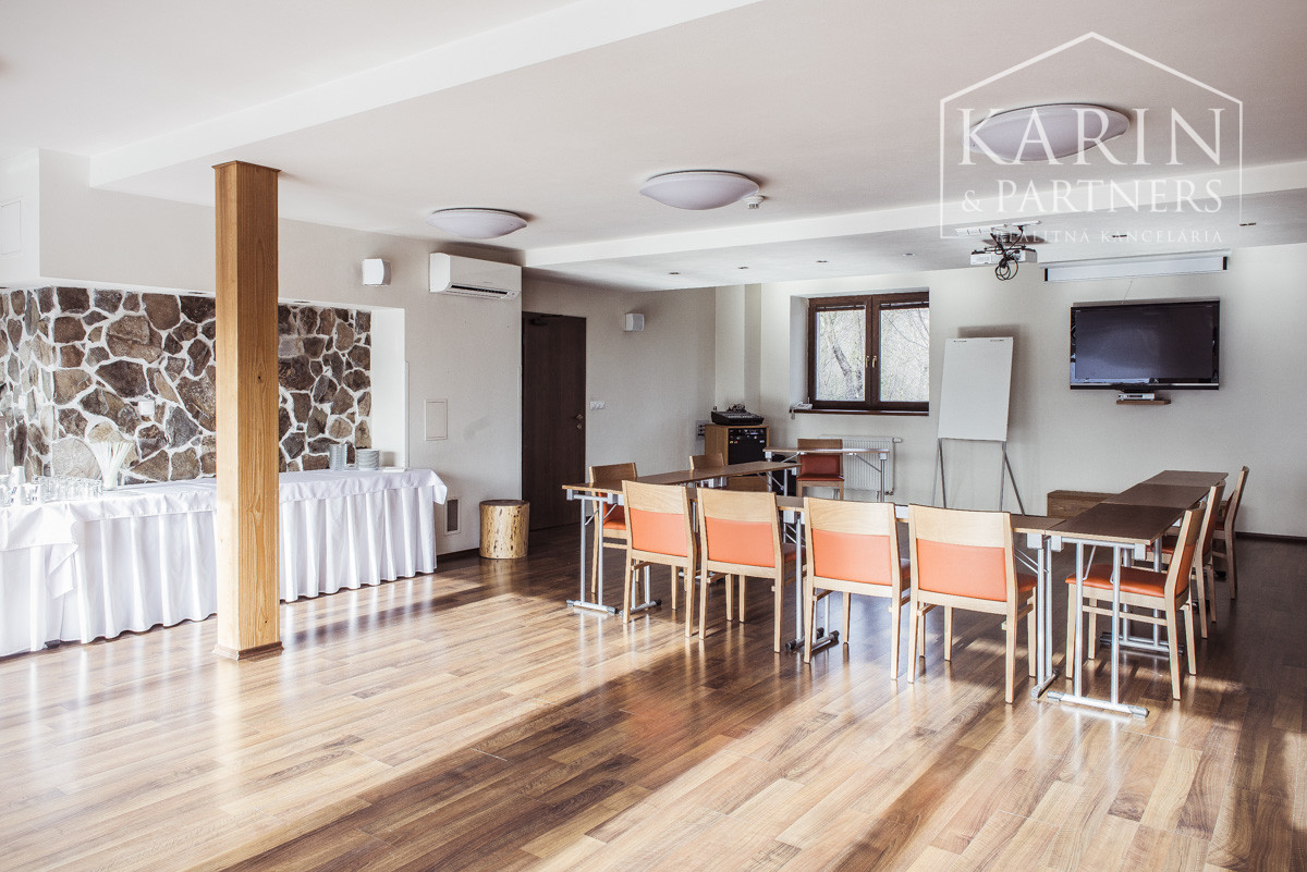 ŠTVORPODLAŽNÁ VILA S BAZÉNOM, WELLNESSOM A KOLIBOU V MODRE - HARMÓNIA