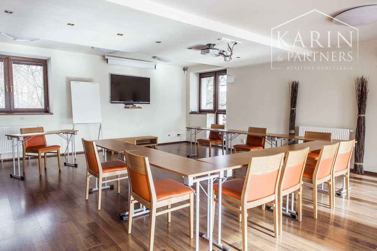 ŠTVORPODLAŽNÁ VILA S BAZÉNOM, WELLNESSOM A KOLIBOU V MODRE - HARMÓNIA