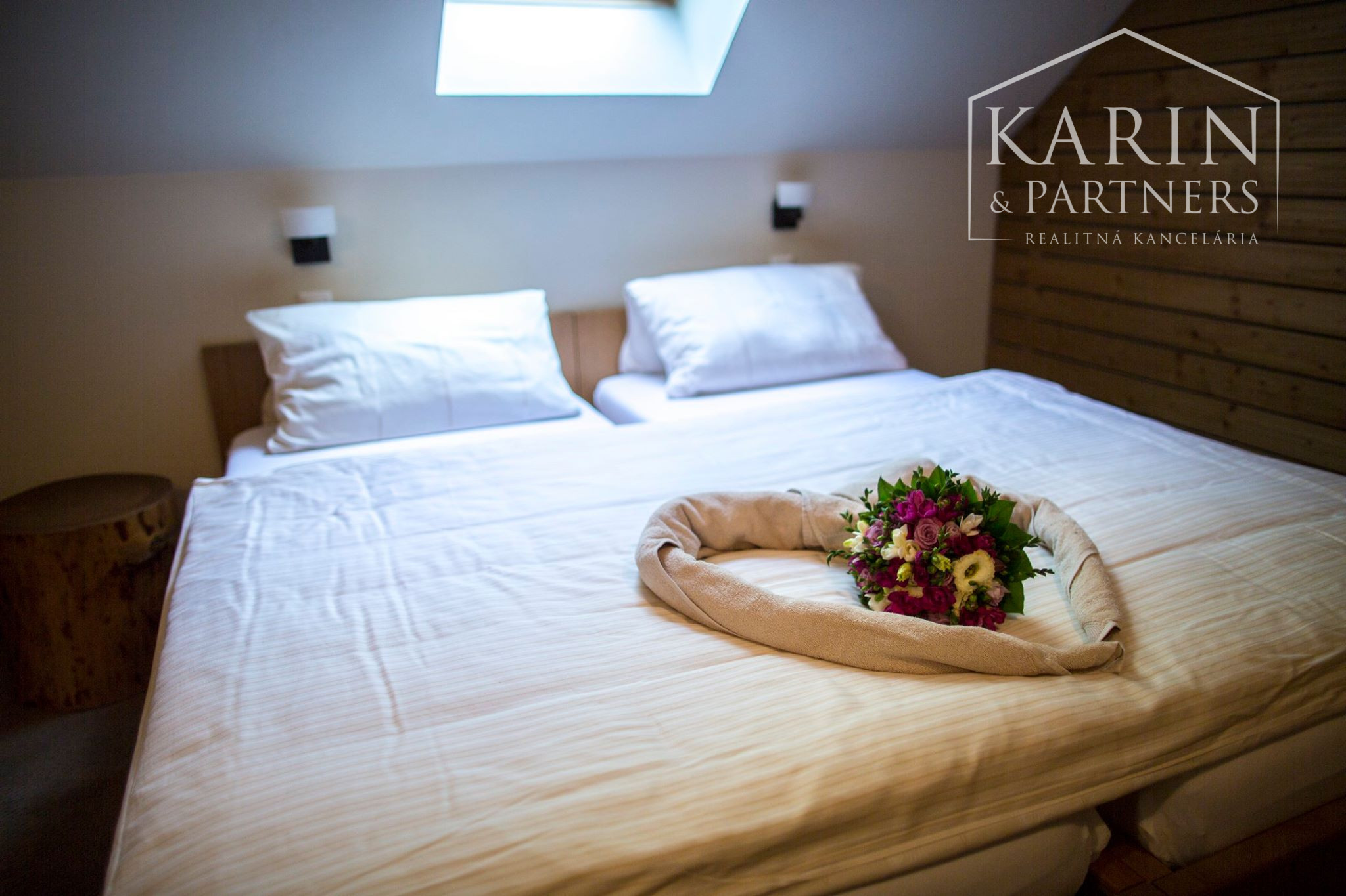 ŠTVORPODLAŽNÁ VILA S BAZÉNOM, WELLNESSOM A KOLIBOU V MODRE - HARMÓNIA