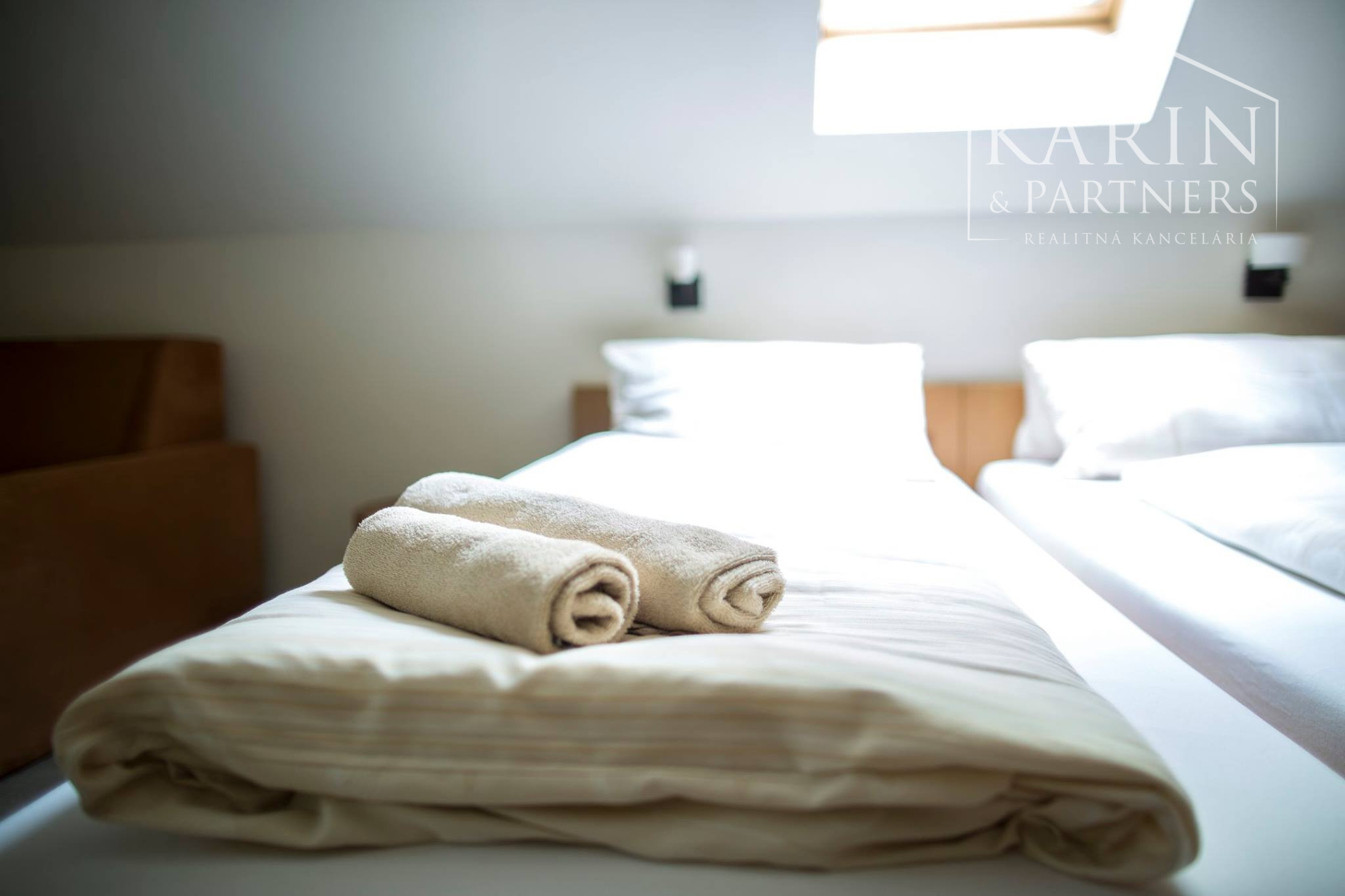 ŠTVORPODLAŽNÁ VILA S BAZÉNOM, WELLNESSOM A KOLIBOU V MODRE - HARMÓNIA