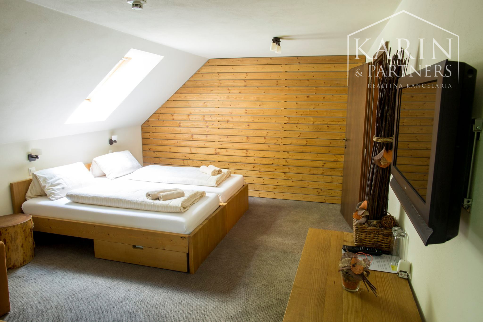 ŠTVORPODLAŽNÁ VILA S BAZÉNOM, WELLNESSOM A KOLIBOU V MODRE - HARMÓNIA