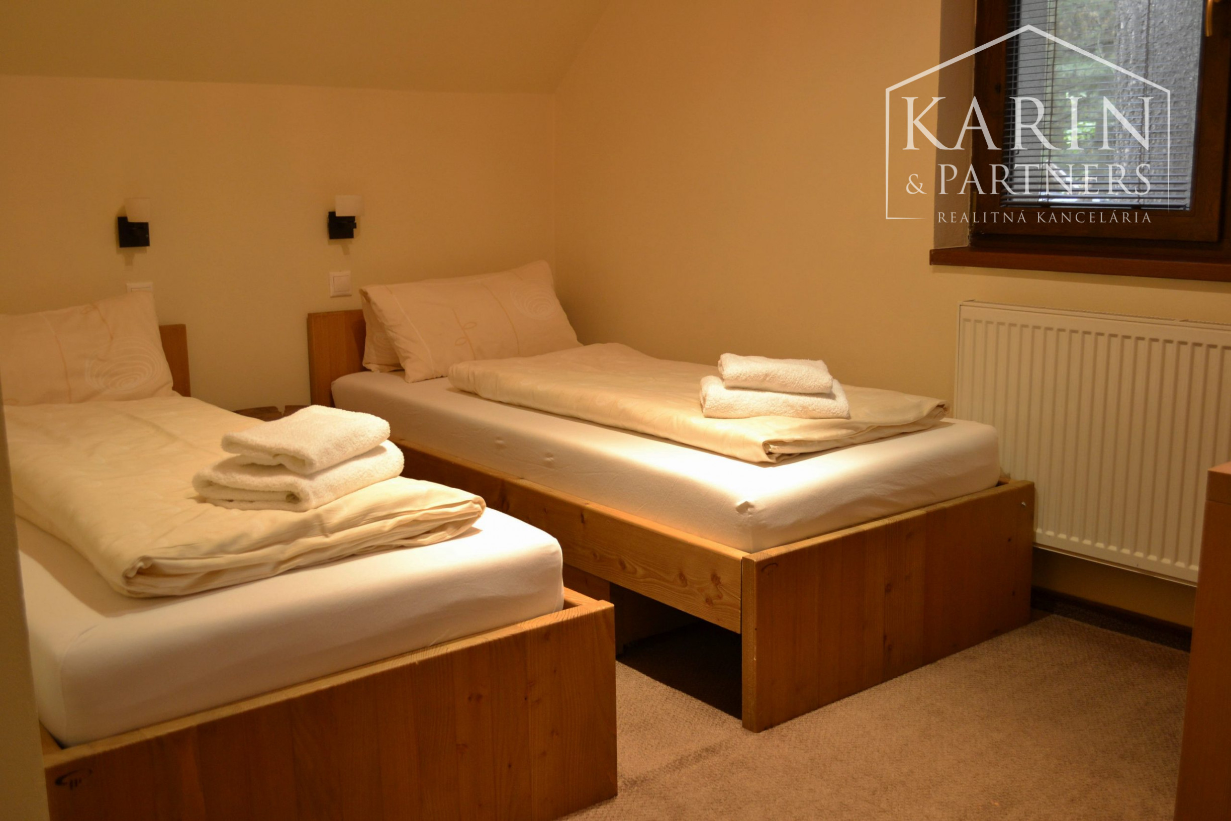 ŠTVORPODLAŽNÁ VILA S BAZÉNOM, WELLNESSOM A KOLIBOU V MODRE - HARMÓNIA