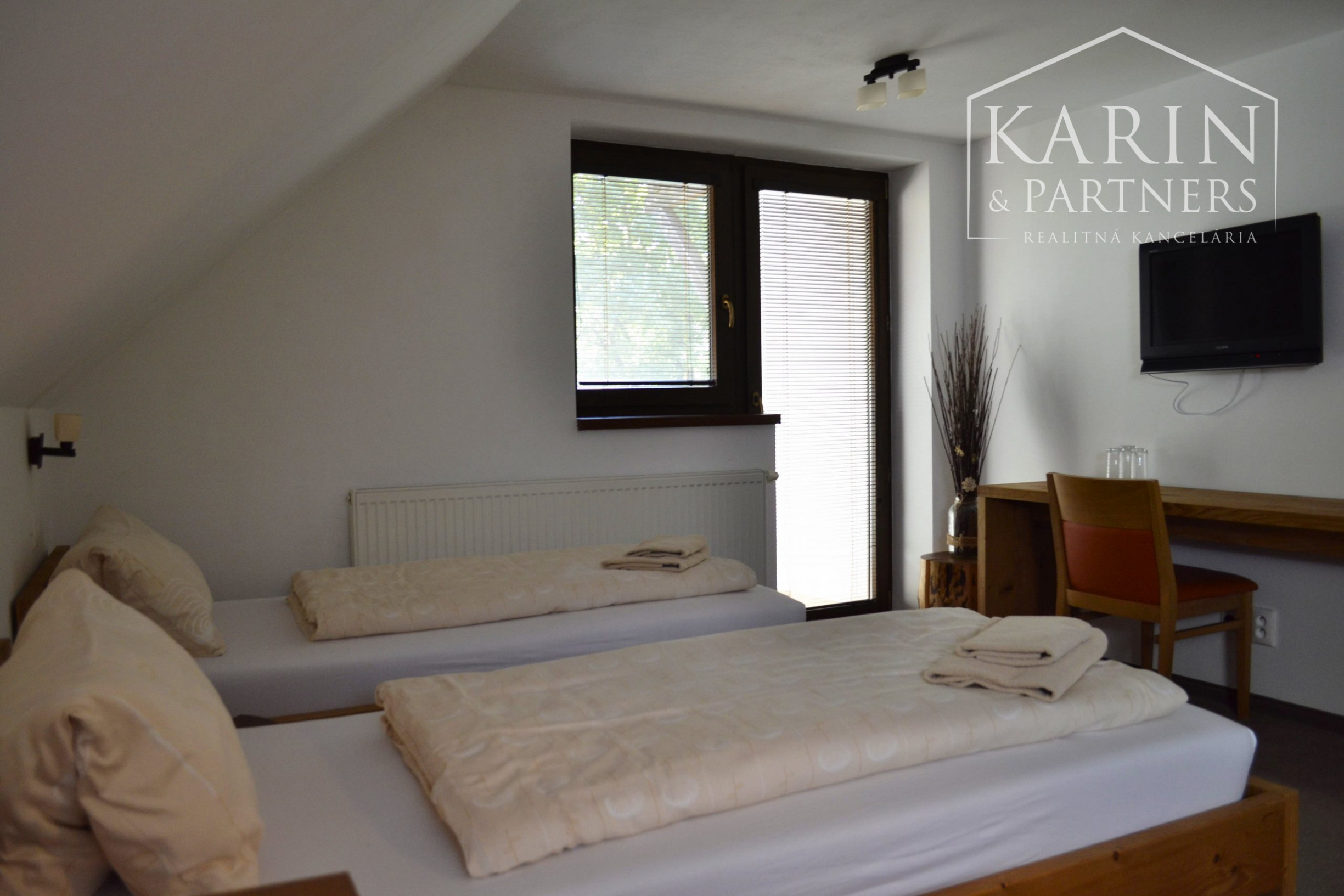 ŠTVORPODLAŽNÁ VILA S BAZÉNOM, WELLNESSOM A KOLIBOU V MODRE - HARMÓNIA