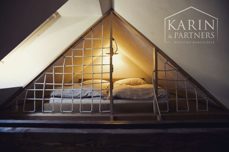 ŠTVORPODLAŽNÁ VILA S BAZÉNOM, WELLNESSOM A KOLIBOU V MODRE - HARMÓNIA