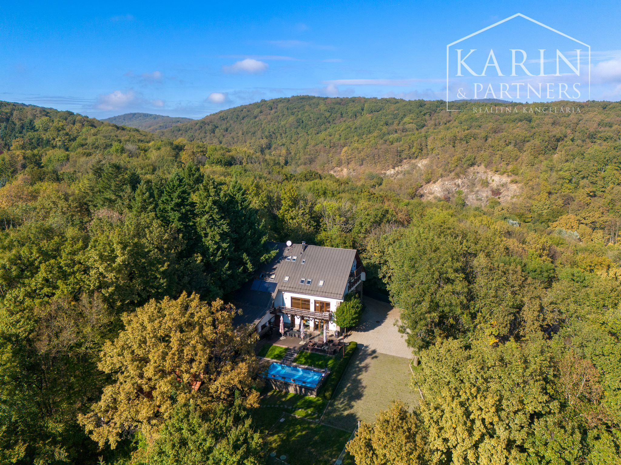 ŠTVORPODLAŽNÁ VILA S BAZÉNOM, WELLNESSOM A KOLIBOU V MODRE - HARMÓNIA