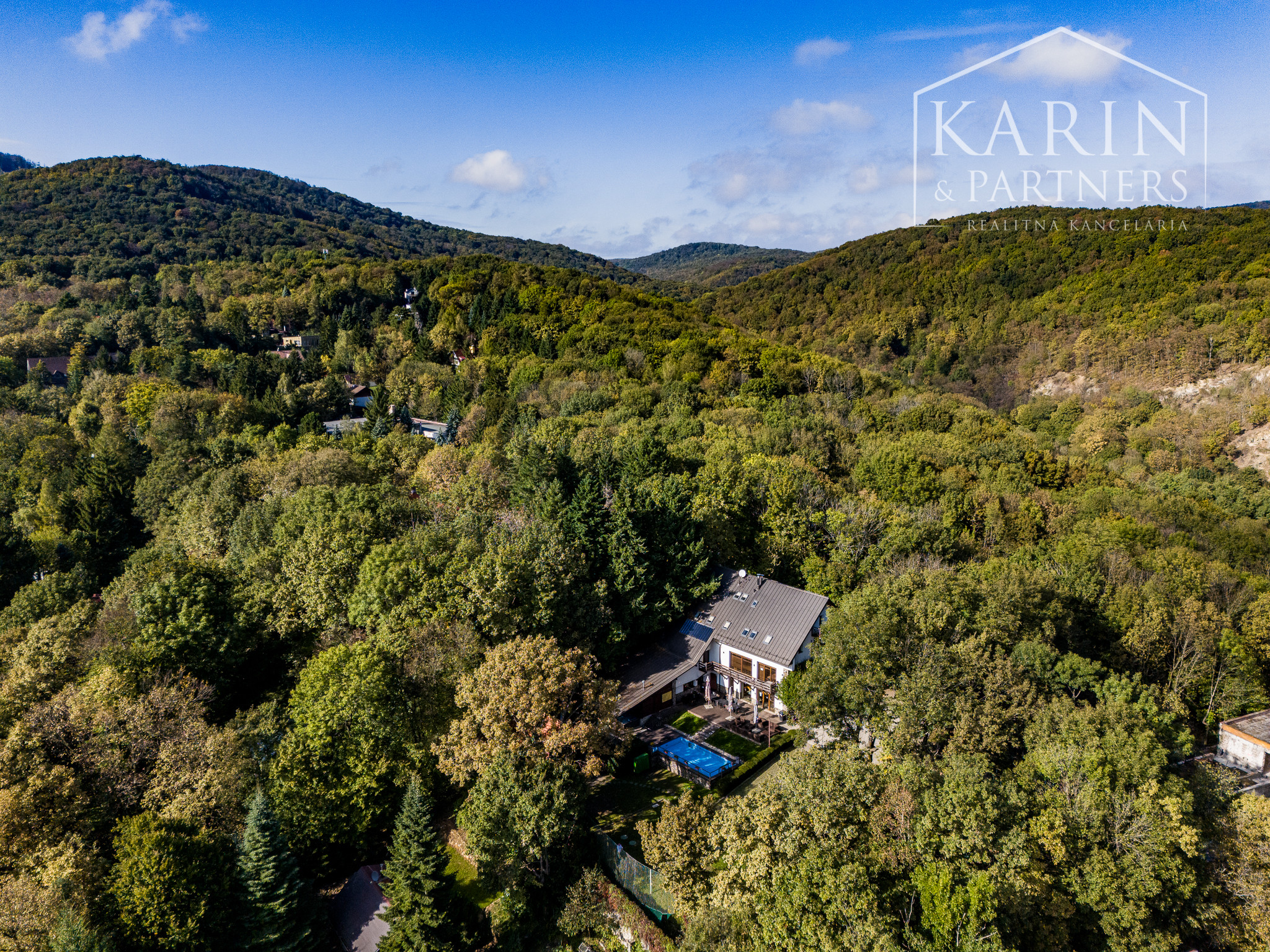 ŠTVORPODLAŽNÁ VILA S BAZÉNOM, WELLNESSOM A KOLIBOU V MODRE - HARMÓNIA