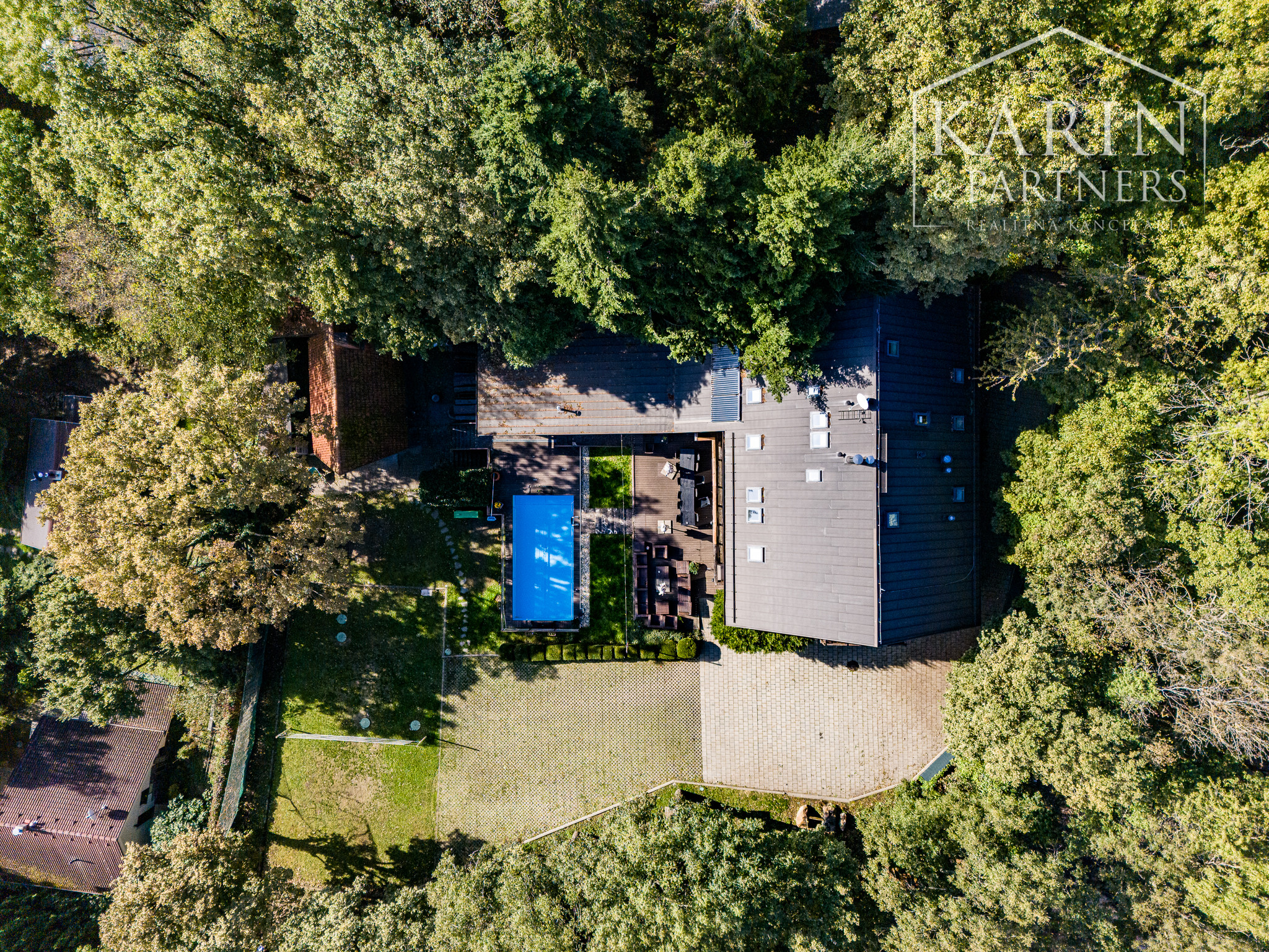 ŠTVORPODLAŽNÁ VILA S BAZÉNOM, WELLNESSOM A KOLIBOU V MODRE - HARMÓNIA