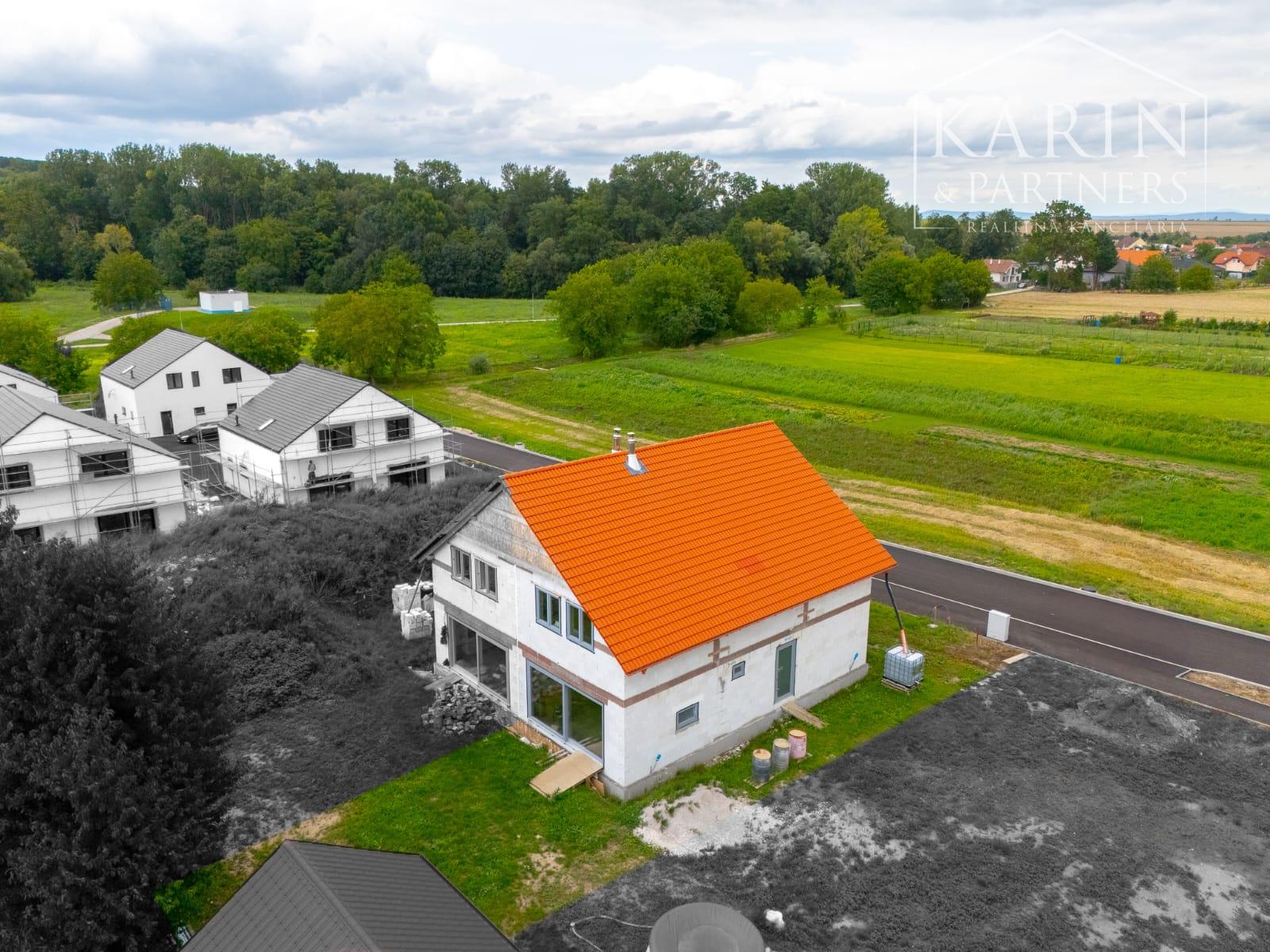 NÍZKOENERGETICKÝ DVOJDOM S DVOMI SAMOSTATNÝMI 5I JEDNOTKAMI