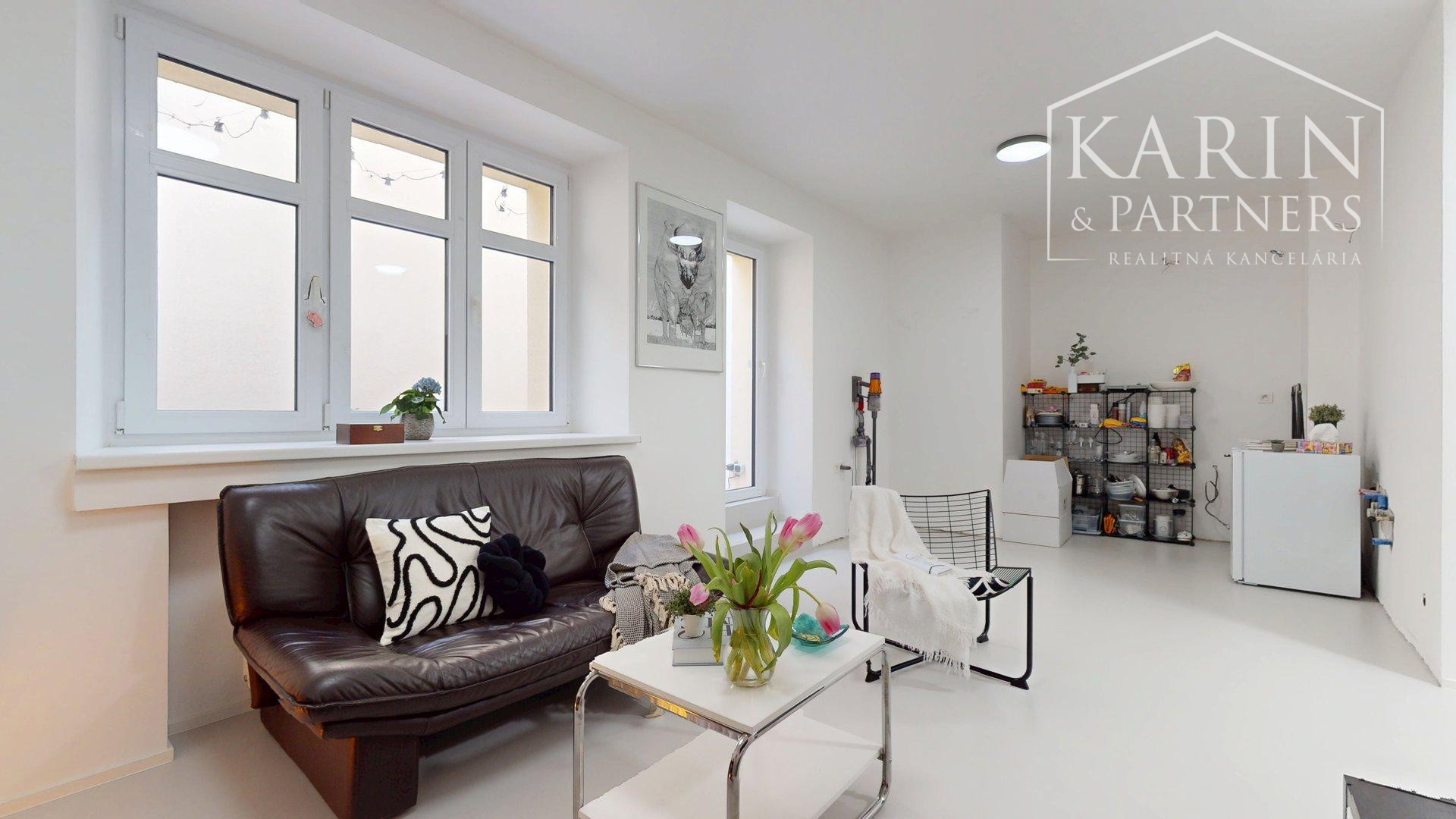 REZERVOVANÝ KVALITNE A MODERNE ZREKONŠTRUOVANÝ 2I BYT S TERASOU A PIVNICOU