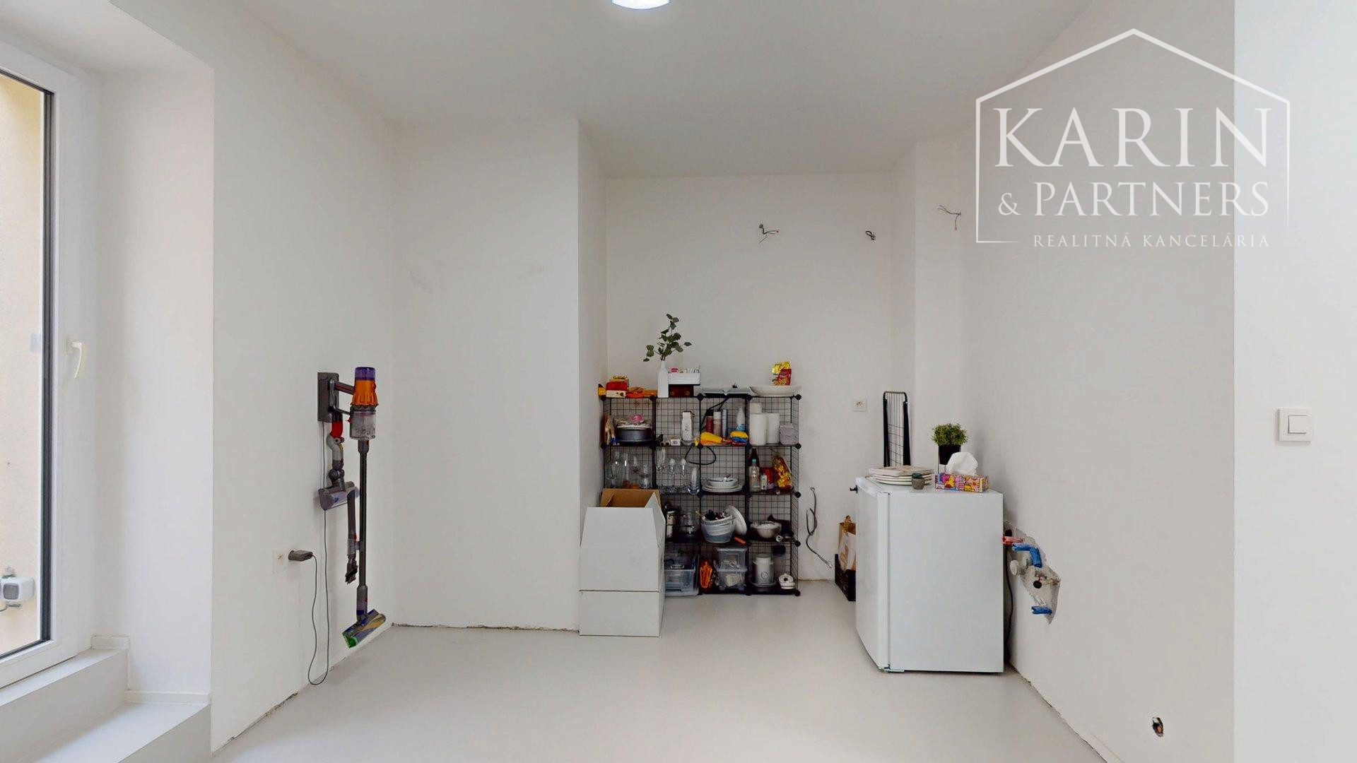 REZERVOVANÝ KVALITNE A MODERNE ZREKONŠTRUOVANÝ 2I BYT S TERASOU A PIVNICOU