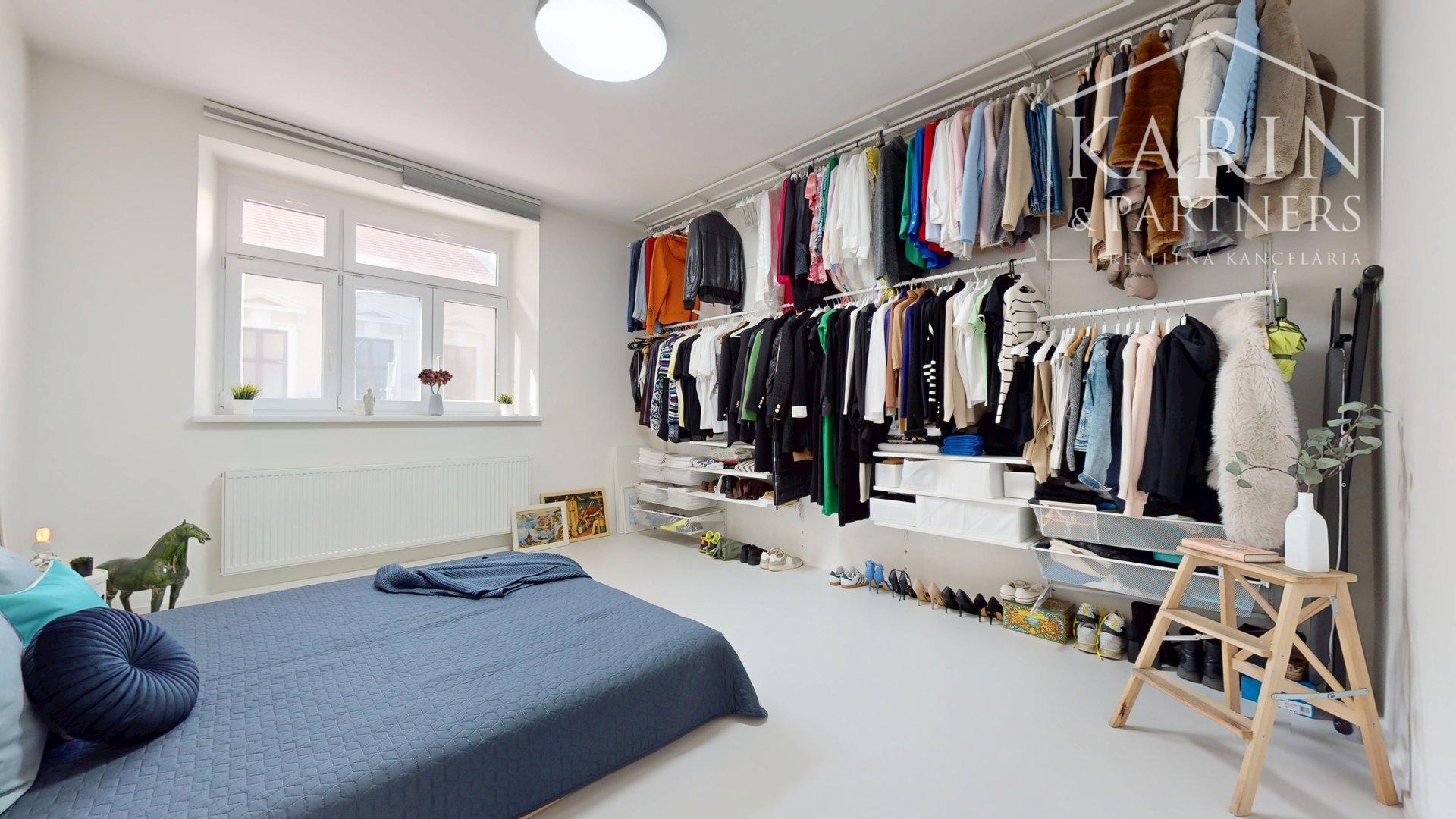 REZERVOVANÝ KVALITNE A MODERNE ZREKONŠTRUOVANÝ 2I BYT S TERASOU A PIVNICOU