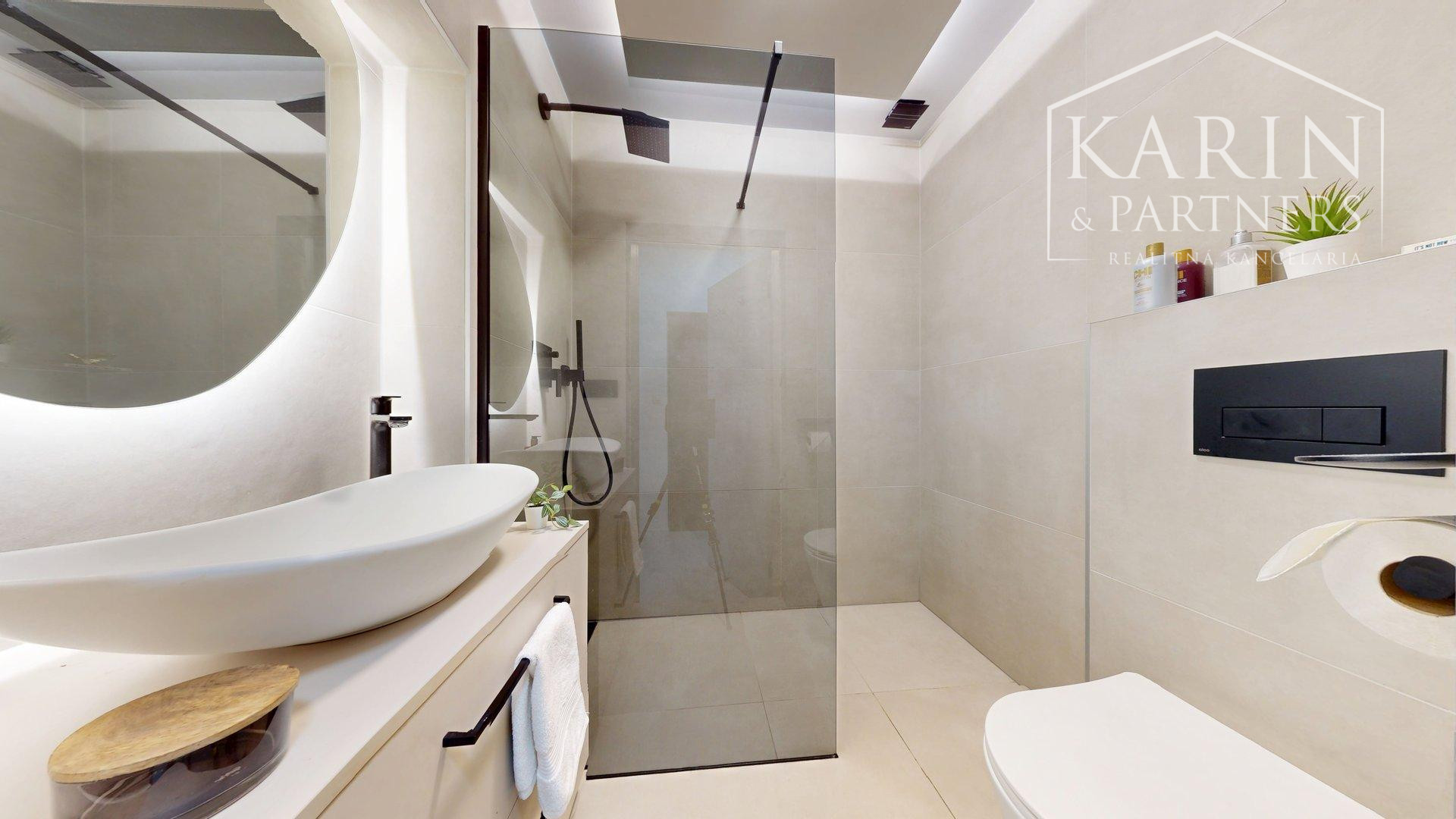 REZERVOVANÝ KVALITNE A MODERNE ZREKONŠTRUOVANÝ 2I BYT S TERASOU A PIVNICOU