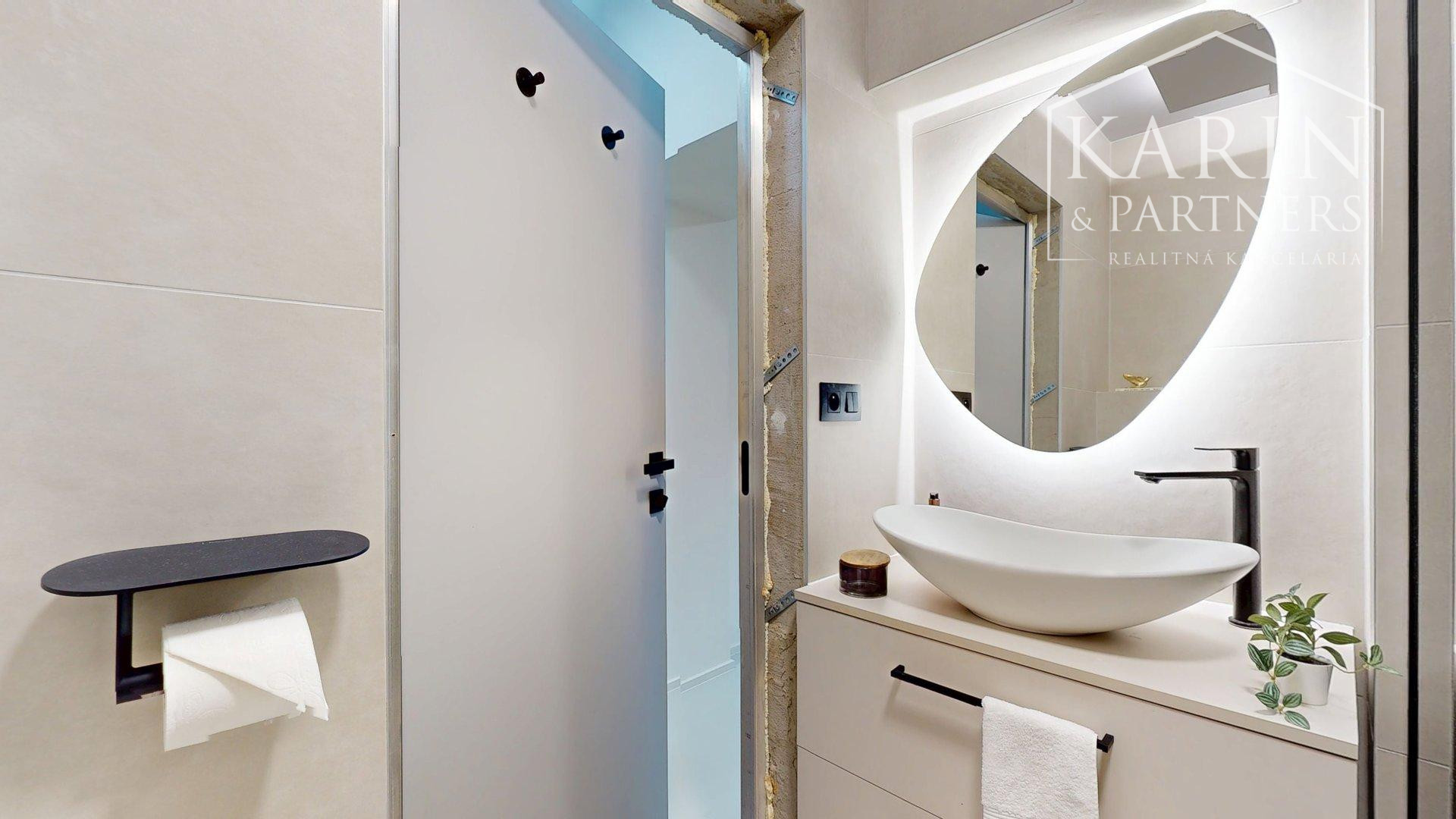REZERVOVANÝ KVALITNE A MODERNE ZREKONŠTRUOVANÝ 2I BYT S TERASOU A PIVNICOU