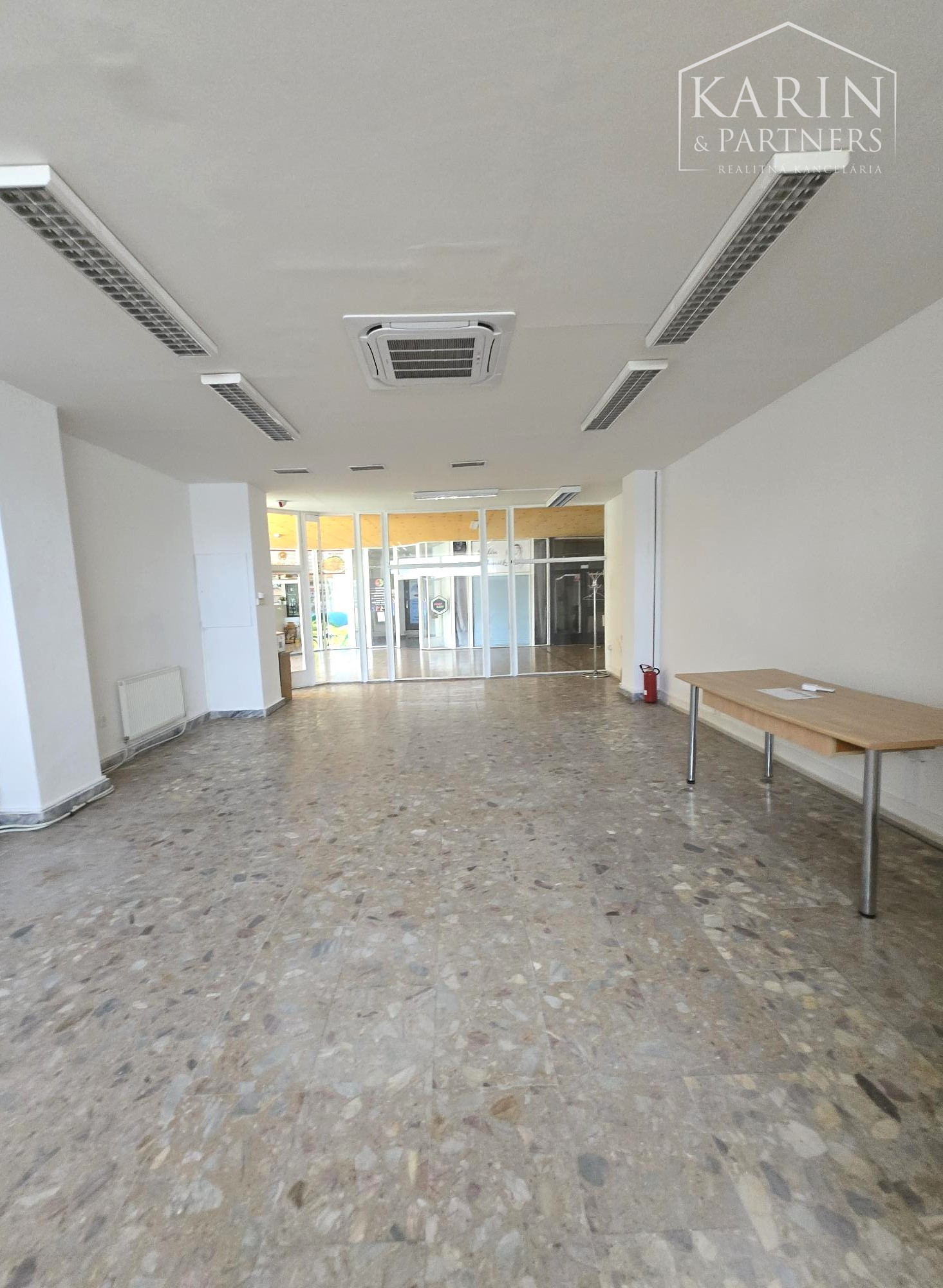 Prenájom -  obchodné priestory 70m2 - Petržalka BA V