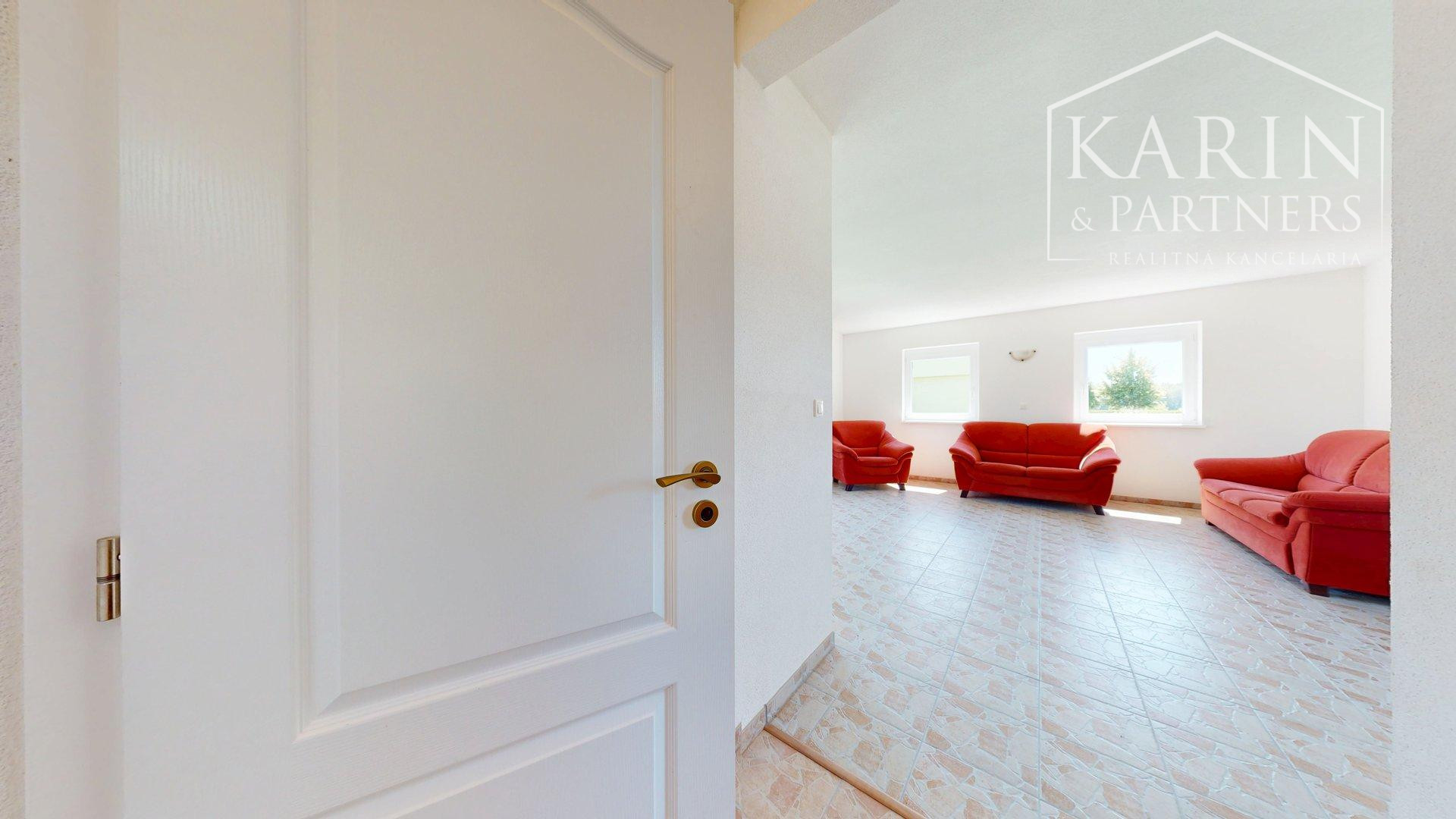 DVOJPODLAŽNÝ REKREAČNÝ DOM V PRIVÁTNOM AREÁLI PRI VOJČIANSKOM JAZERE