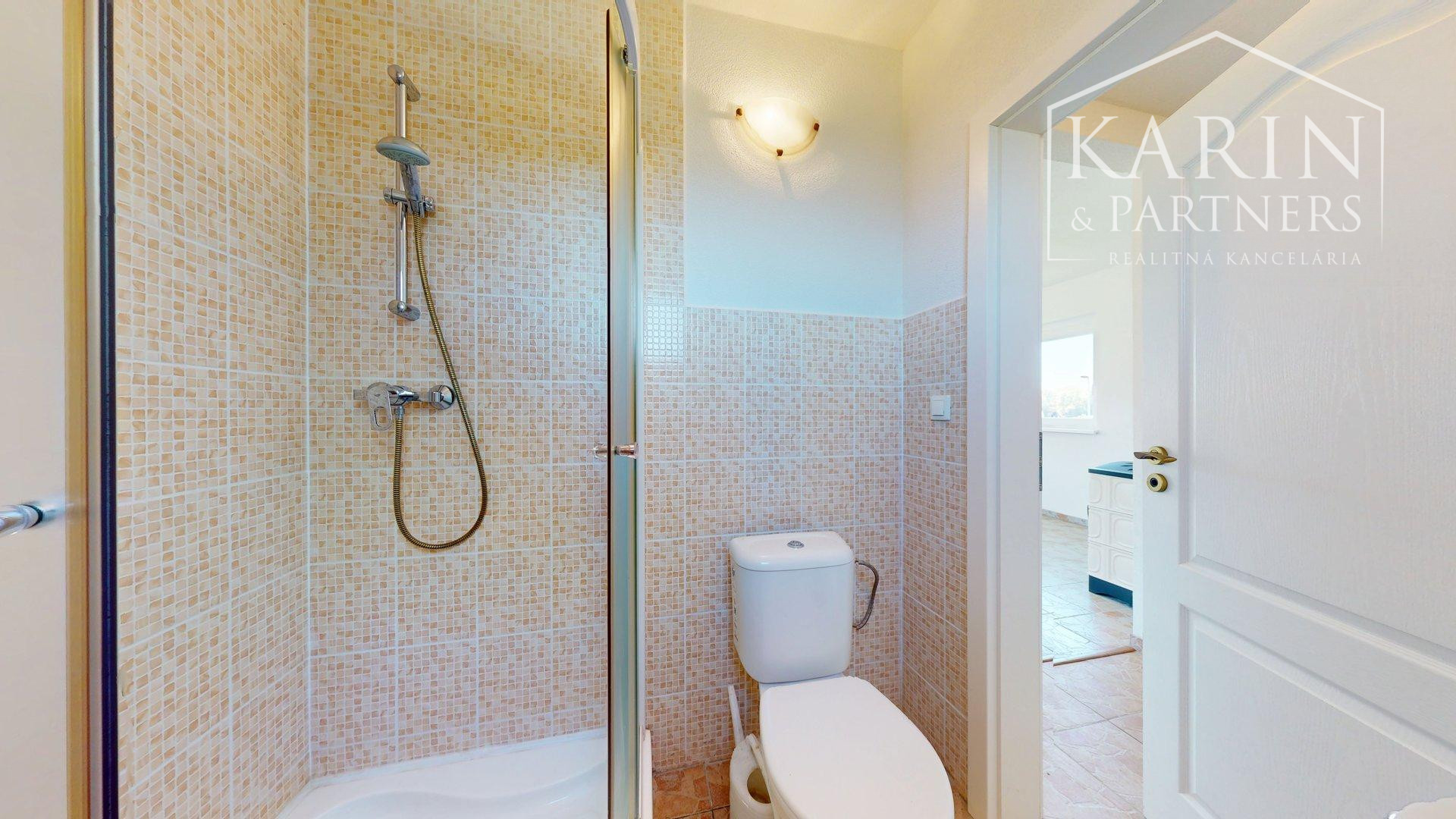 DVOJPODLAŽNÝ REKREAČNÝ DOM V PRIVÁTNOM AREÁLI PRI VOJČIANSKOM JAZERE