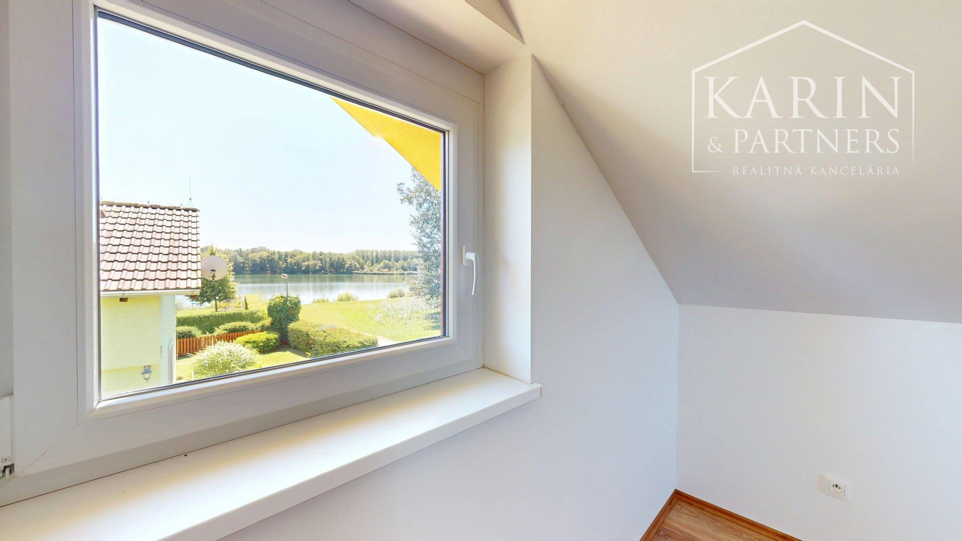 DVOJPODLAŽNÝ REKREAČNÝ DOM V PRIVÁTNOM AREÁLI PRI VOJČIANSKOM JAZERE