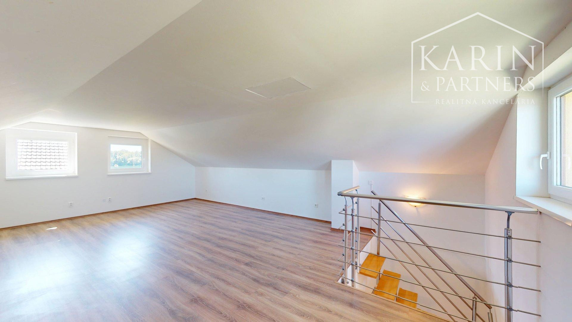 DVOJPODLAŽNÝ REKREAČNÝ DOM V PRIVÁTNOM AREÁLI PRI VOJČIANSKOM JAZERE