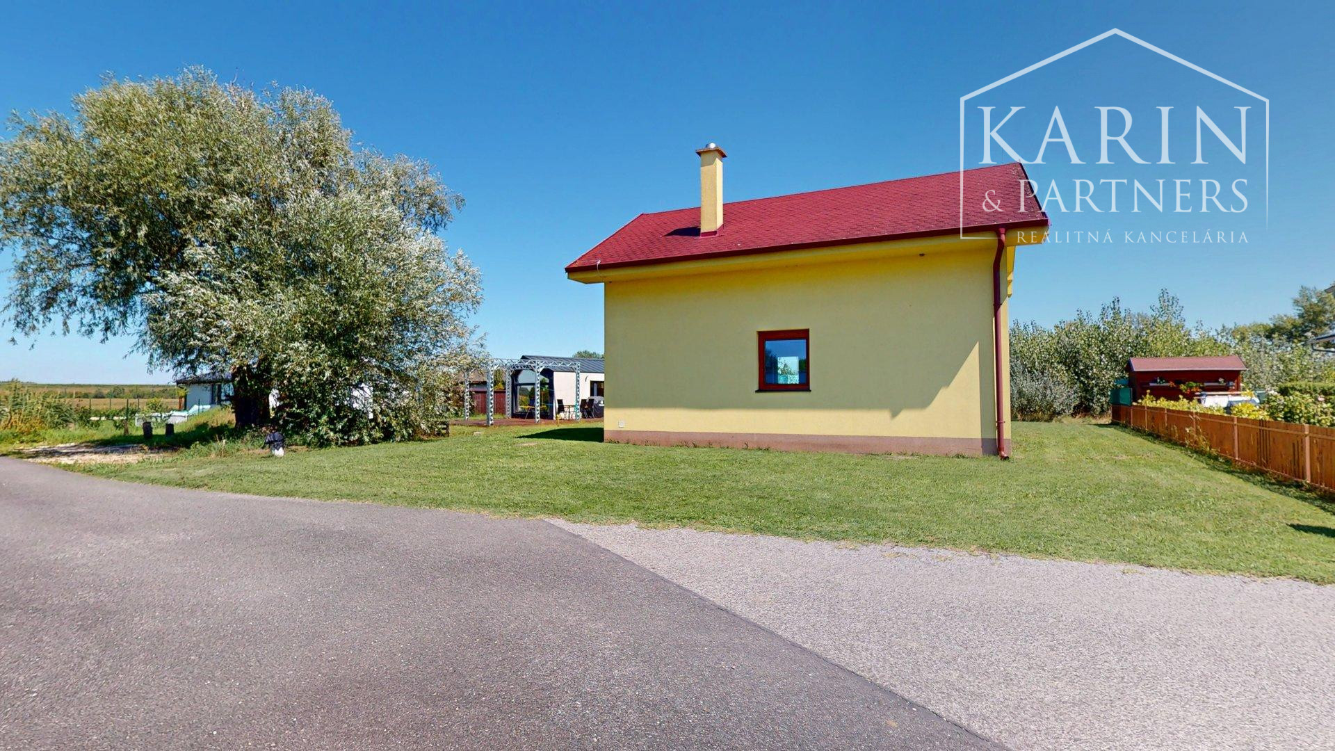 DVOJPODLAŽNÝ REKREAČNÝ DOM V PRIVÁTNOM AREÁLI PRI VOJČIANSKOM JAZERE