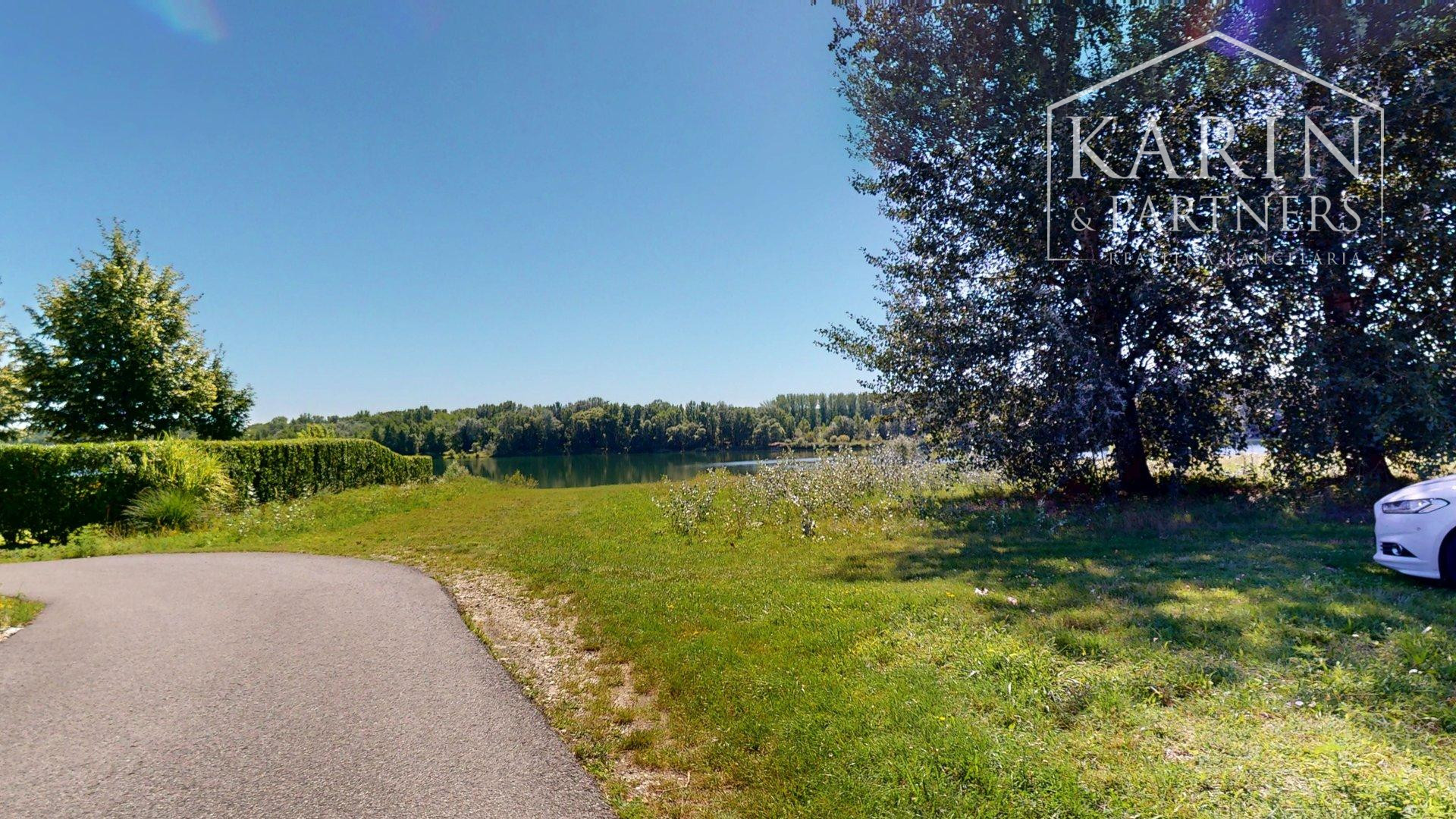 DVOJPODLAŽNÝ REKREAČNÝ DOM V PRIVÁTNOM AREÁLI PRI VOJČIANSKOM JAZERE