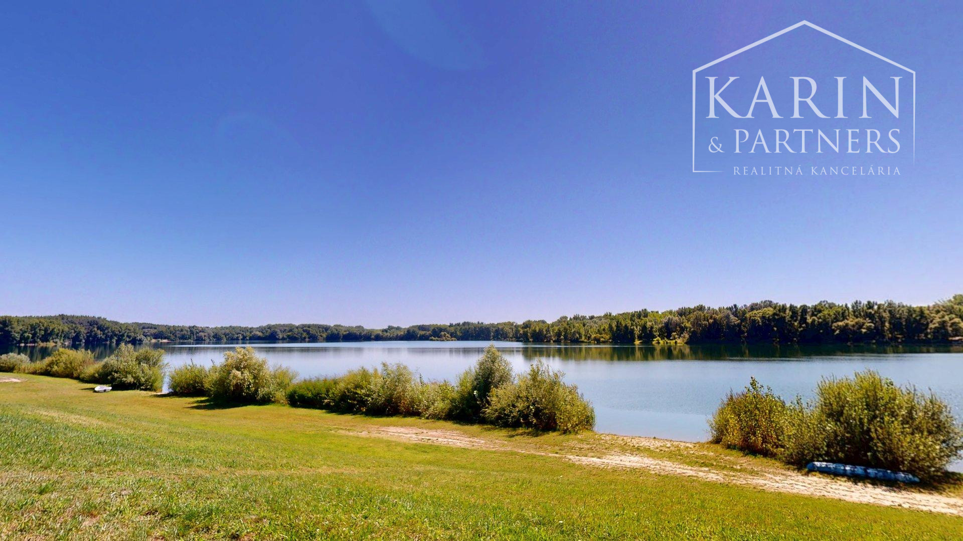 DVOJPODLAŽNÝ REKREAČNÝ DOM V PRIVÁTNOM AREÁLI PRI VOJČIANSKOM JAZERE