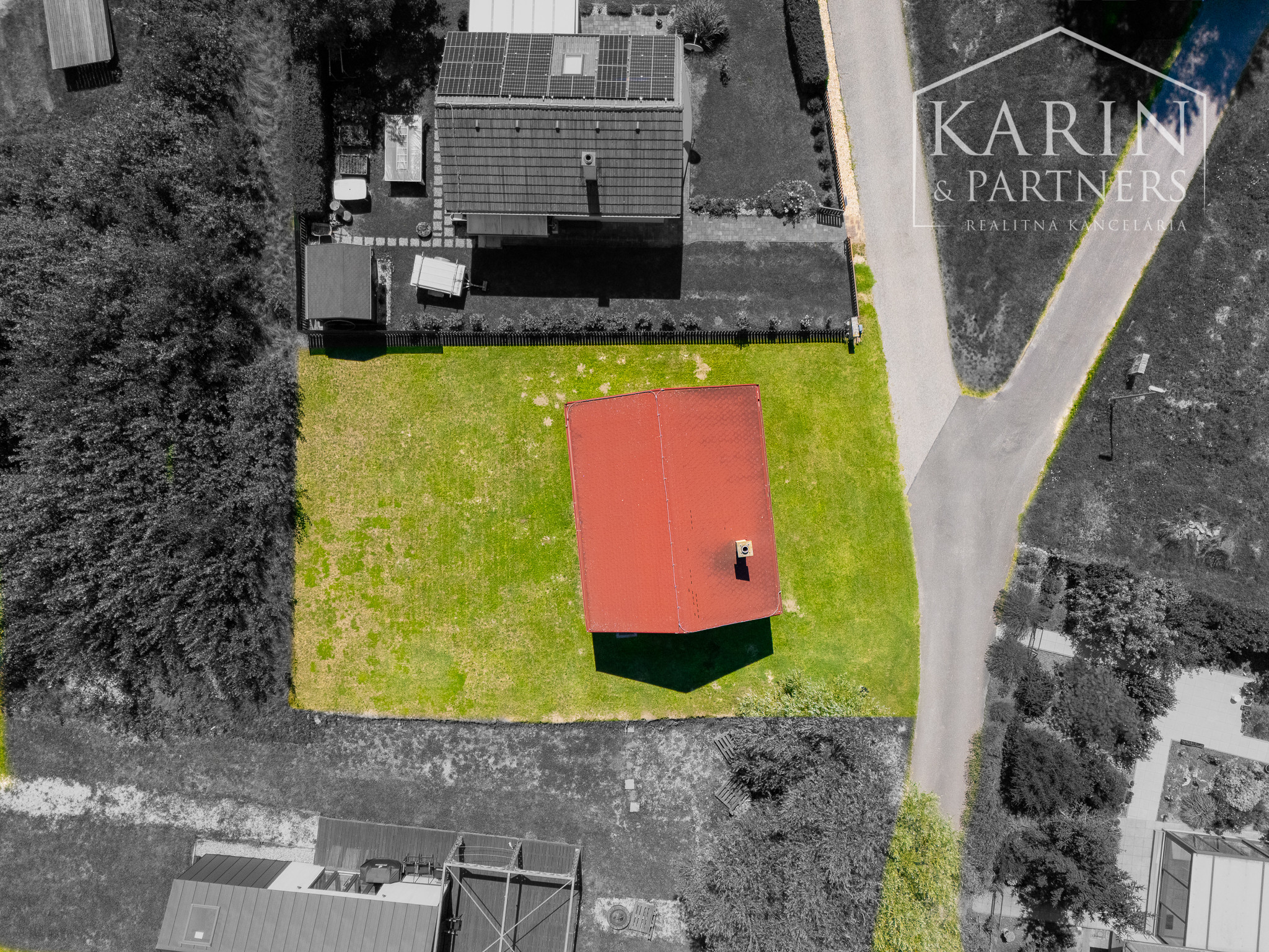 DVOJPODLAŽNÝ REKREAČNÝ DOM V PRIVÁTNOM AREÁLI PRI VOJČIANSKOM JAZERE