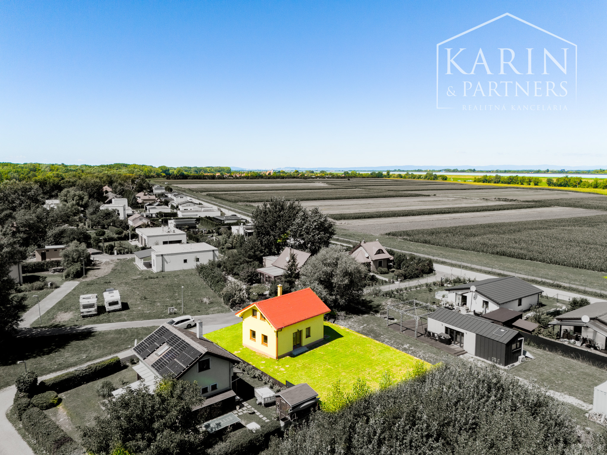 DVOJPODLAŽNÝ REKREAČNÝ DOM V PRIVÁTNOM AREÁLI PRI VOJČIANSKOM JAZERE