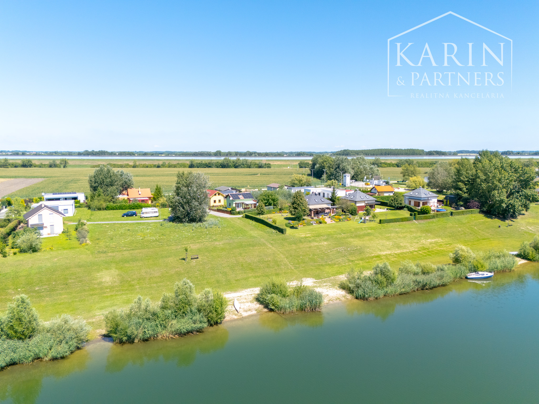 DVOJPODLAŽNÝ REKREAČNÝ DOM V PRIVÁTNOM AREÁLI PRI VOJČIANSKOM JAZERE