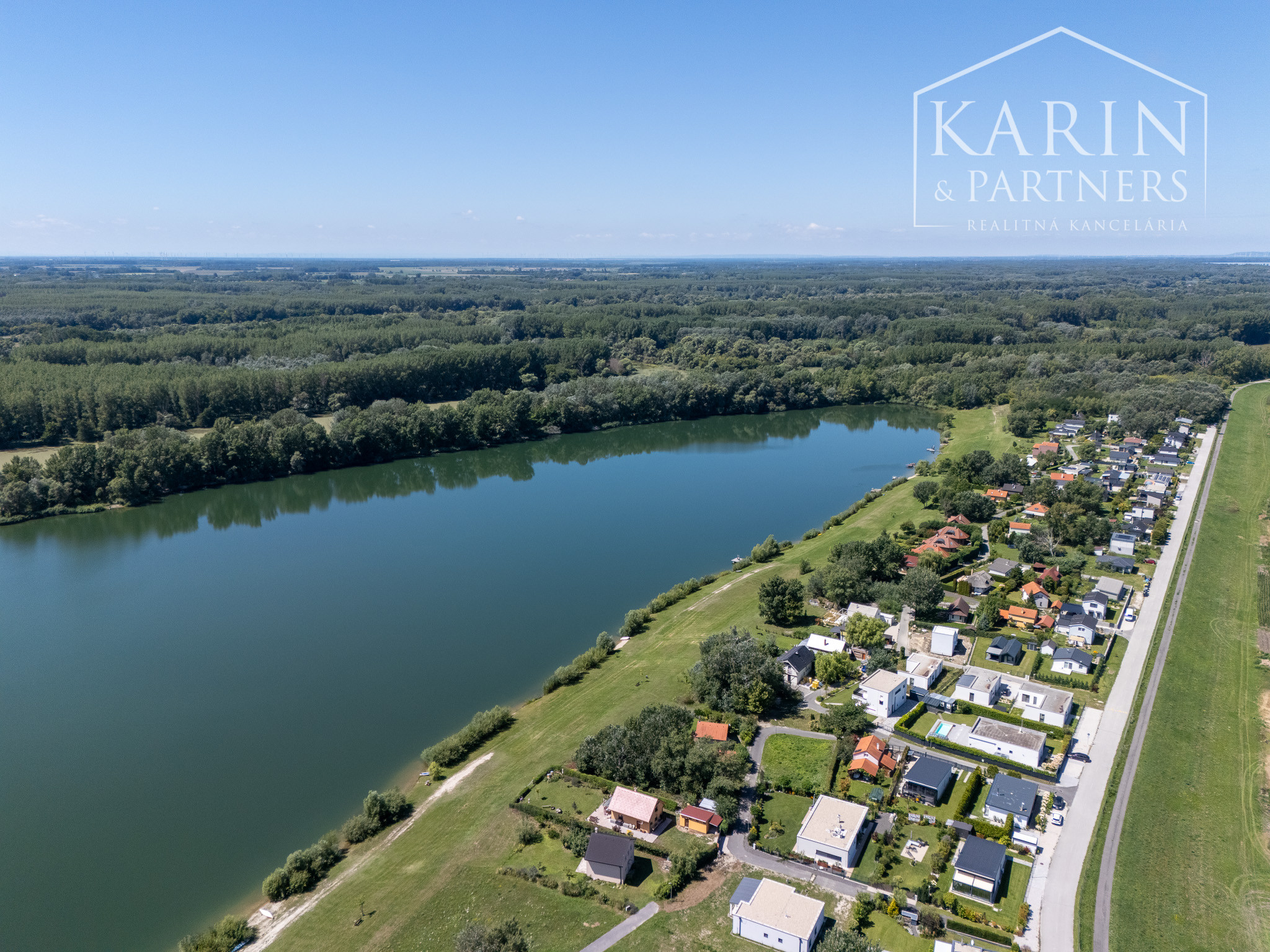 DVOJPODLAŽNÝ REKREAČNÝ DOM V PRIVÁTNOM AREÁLI PRI VOJČIANSKOM JAZERE