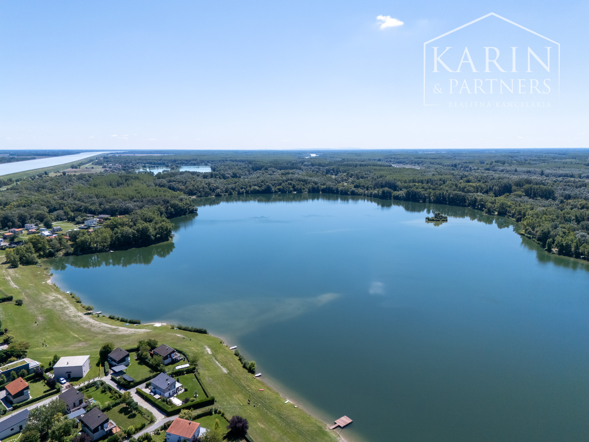 DVOJPODLAŽNÝ REKREAČNÝ DOM V PRIVÁTNOM AREÁLI PRI VOJČIANSKOM JAZERE