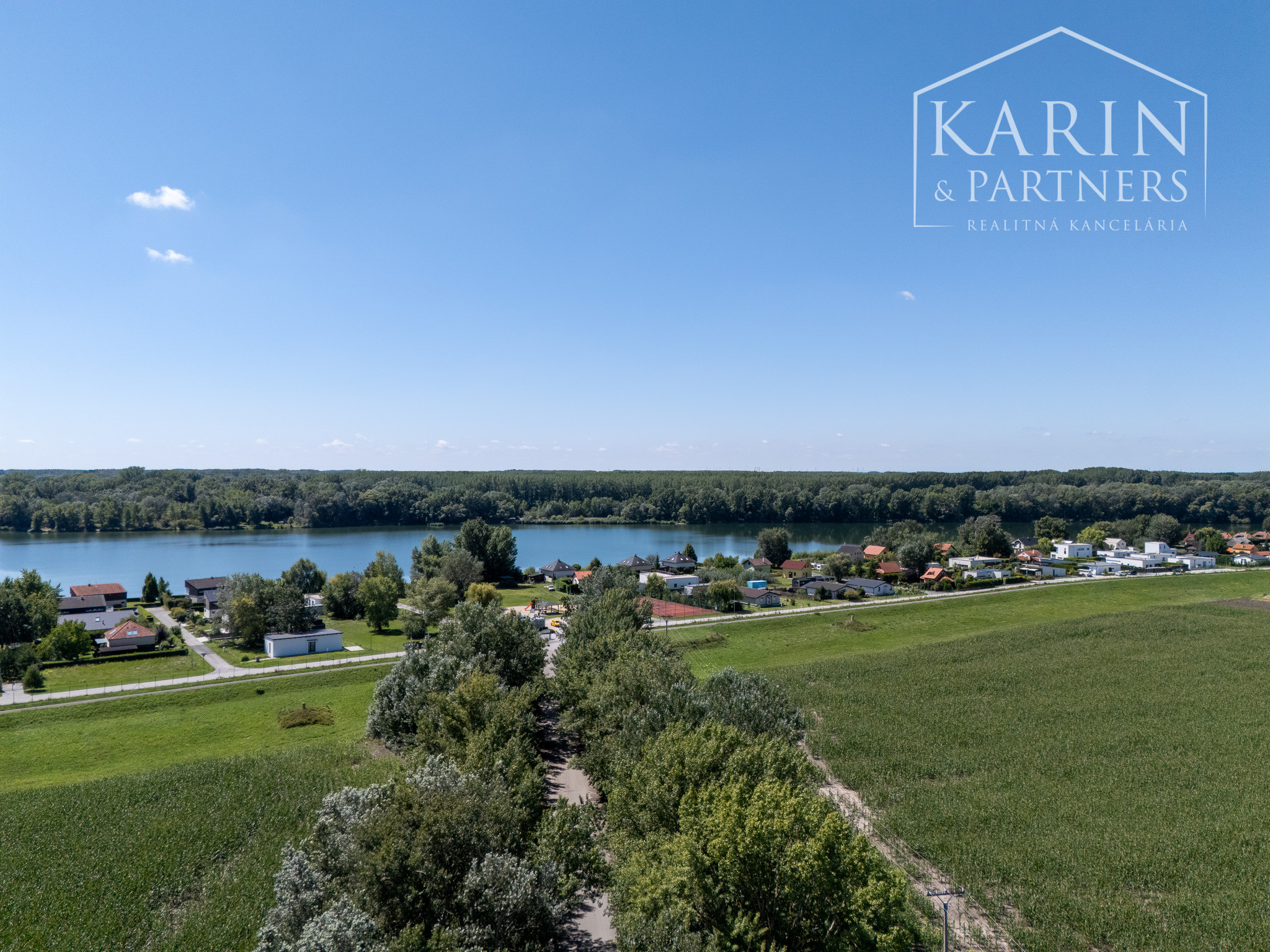 DVOJPODLAŽNÝ REKREAČNÝ DOM V PRIVÁTNOM AREÁLI PRI VOJČIANSKOM JAZERE