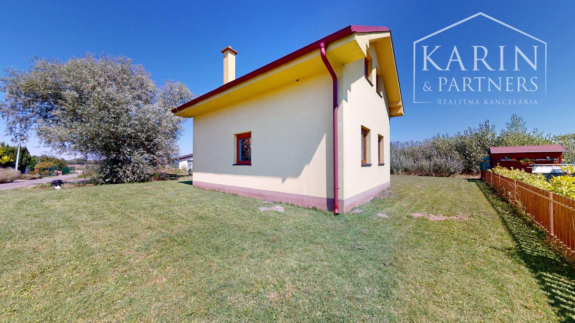 DVOJPODLAŽNÝ REKREAČNÝ DOM V PRIVÁTNOM AREÁLI PRI VOJČIANSKOM JAZERE