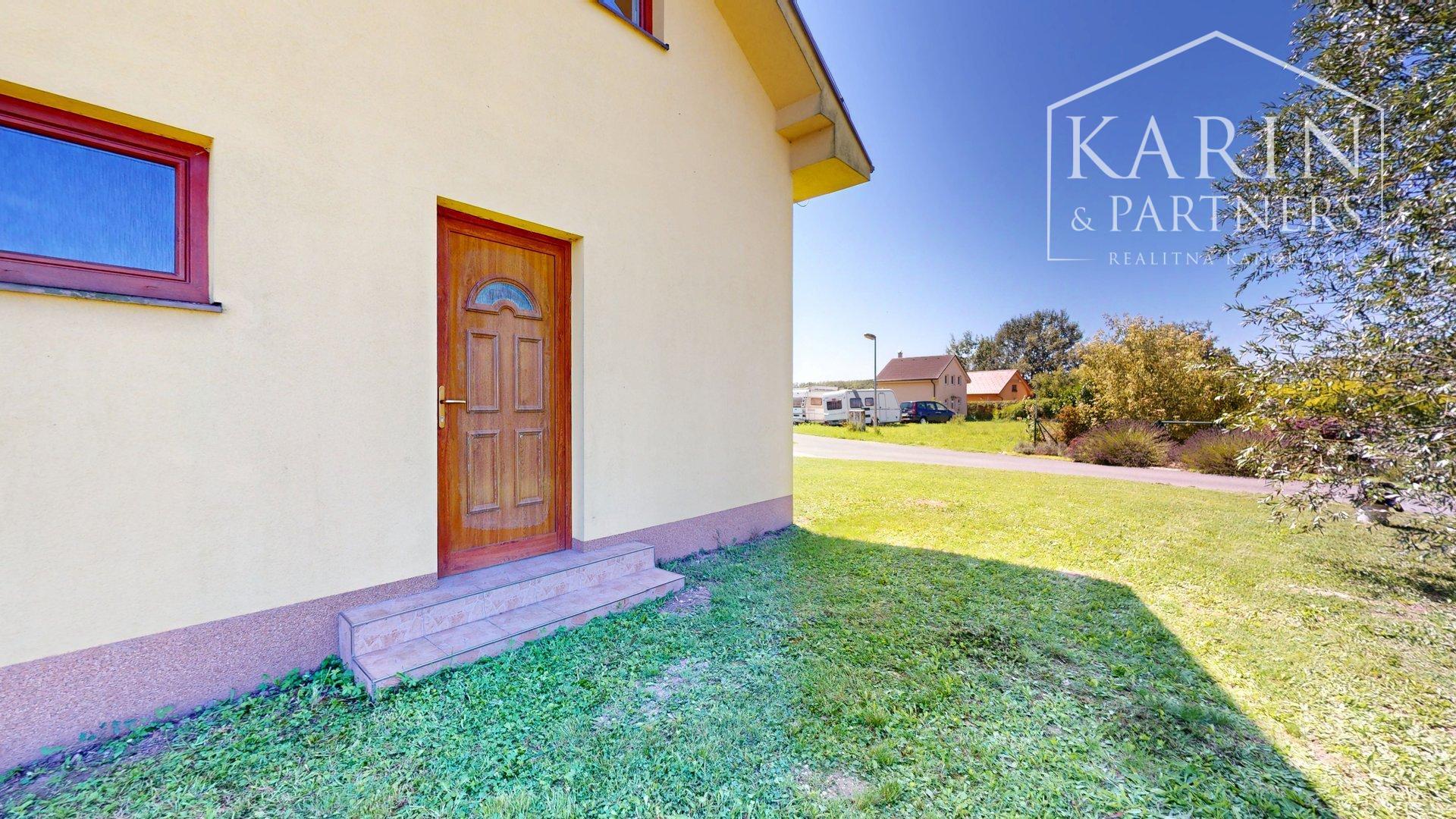 DVOJPODLAŽNÝ REKREAČNÝ DOM V PRIVÁTNOM AREÁLI PRI VOJČIANSKOM JAZERE