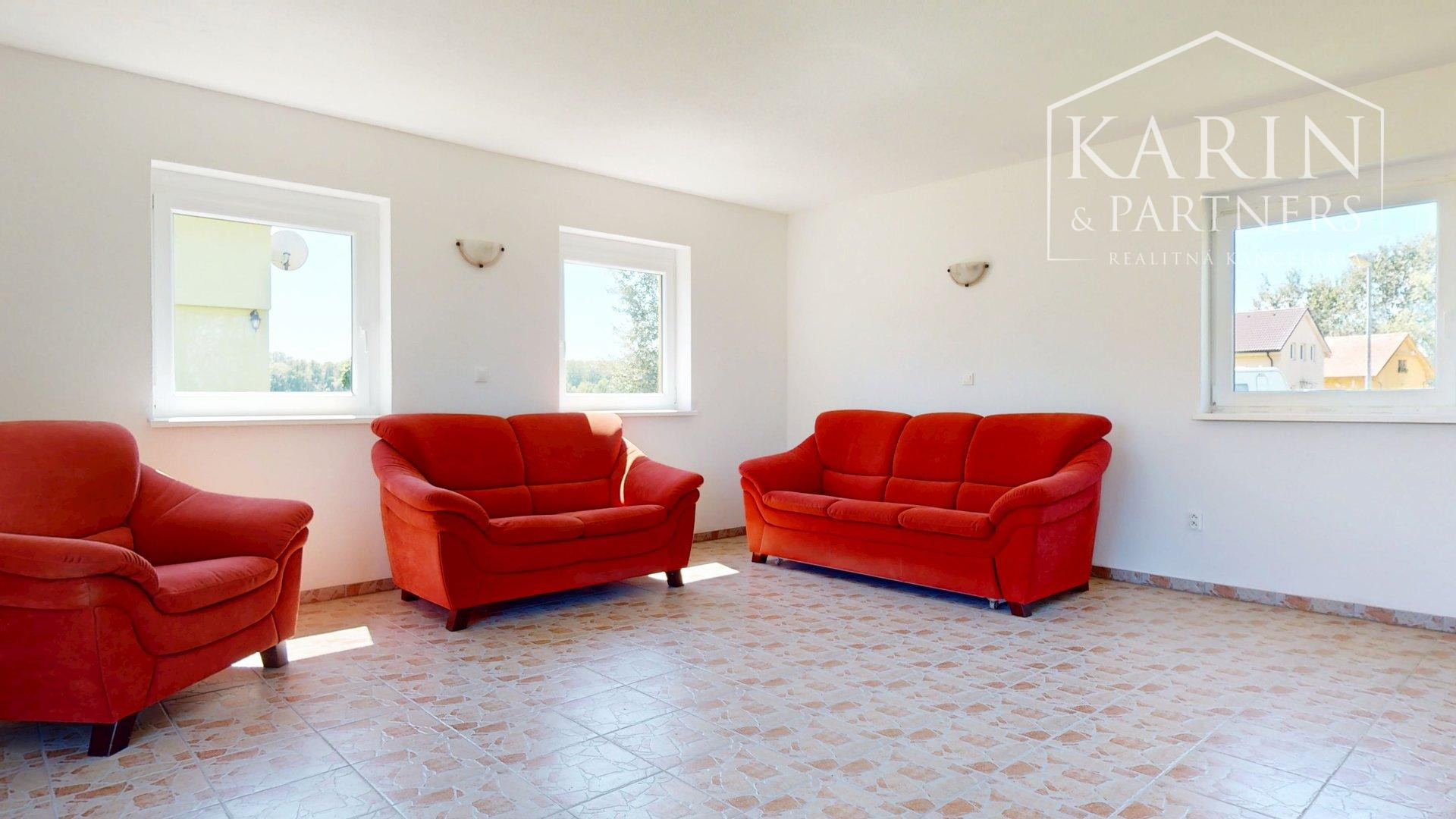 DVOJPODLAŽNÝ REKREAČNÝ DOM V PRIVÁTNOM AREÁLI PRI VOJČIANSKOM JAZERE