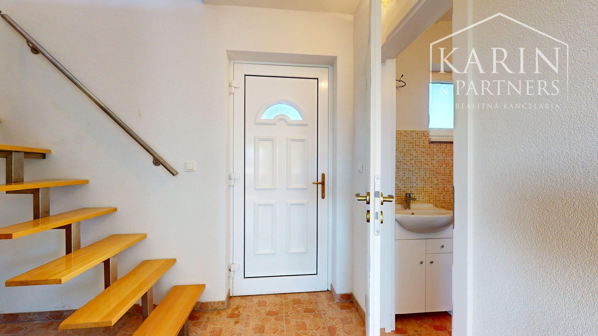 DVOJPODLAŽNÝ REKREAČNÝ DOM V PRIVÁTNOM AREÁLI PRI VOJČIANSKOM JAZERE