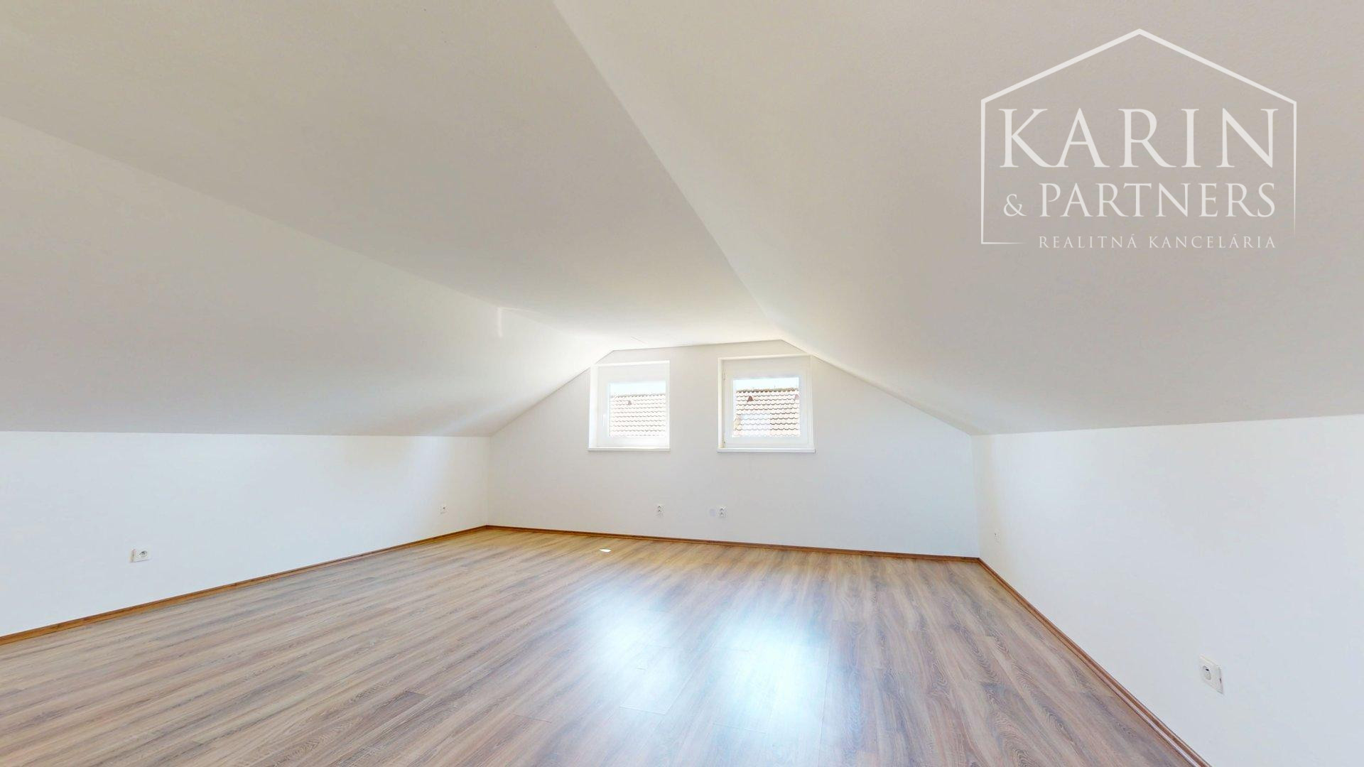 DVOJPODLAŽNÝ REKREAČNÝ DOM V PRIVÁTNOM AREÁLI PRI VOJČIANSKOM JAZERE