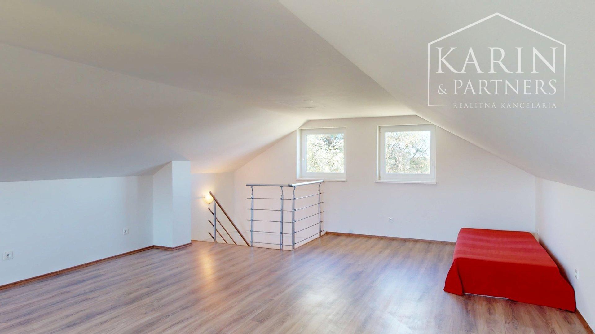 DVOJPODLAŽNÝ REKREAČNÝ DOM V PRIVÁTNOM AREÁLI PRI VOJČIANSKOM JAZERE