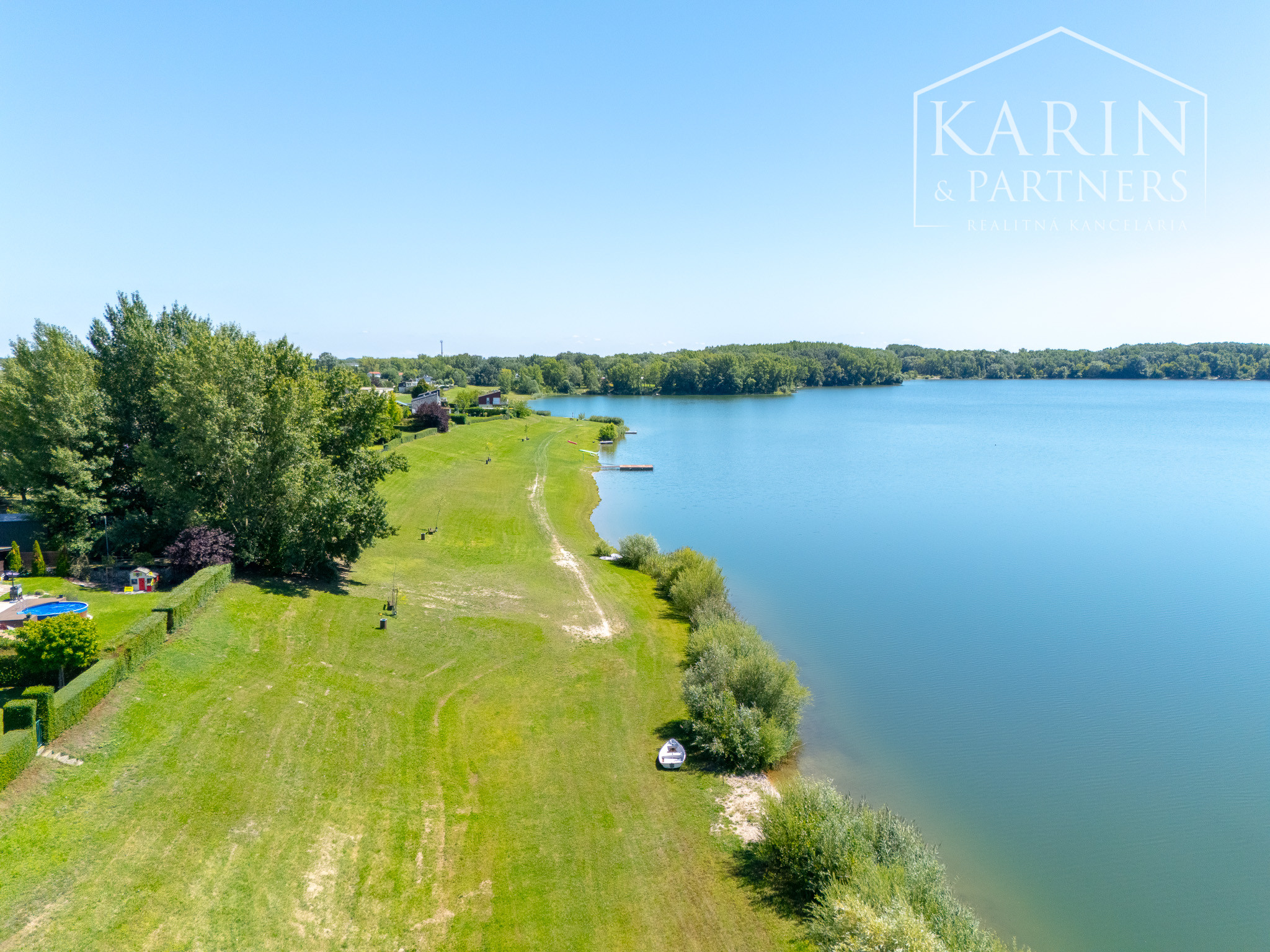 DVOJPODLAŽNÝ REKREAČNÝ DOM V PRIVÁTNOM AREÁLI PRI VOJČIANSKOM JAZERE