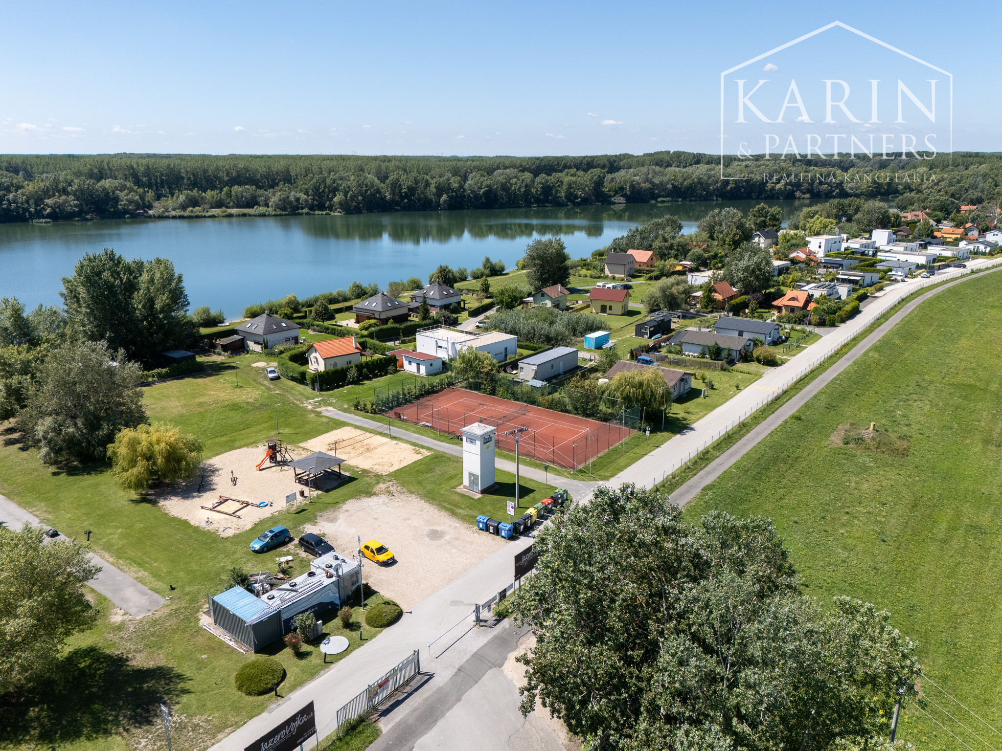 DVOJPODLAŽNÝ REKREAČNÝ DOM V PRIVÁTNOM AREÁLI PRI VOJČIANSKOM JAZERE