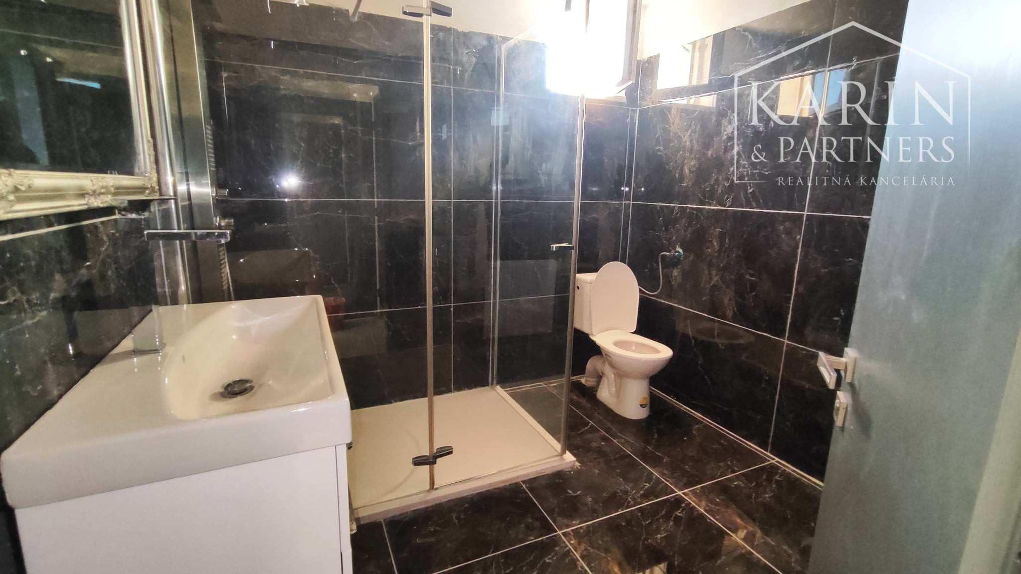 Na predaj veľký priestranný rodinný dom po rekonštrukcii – Jasová