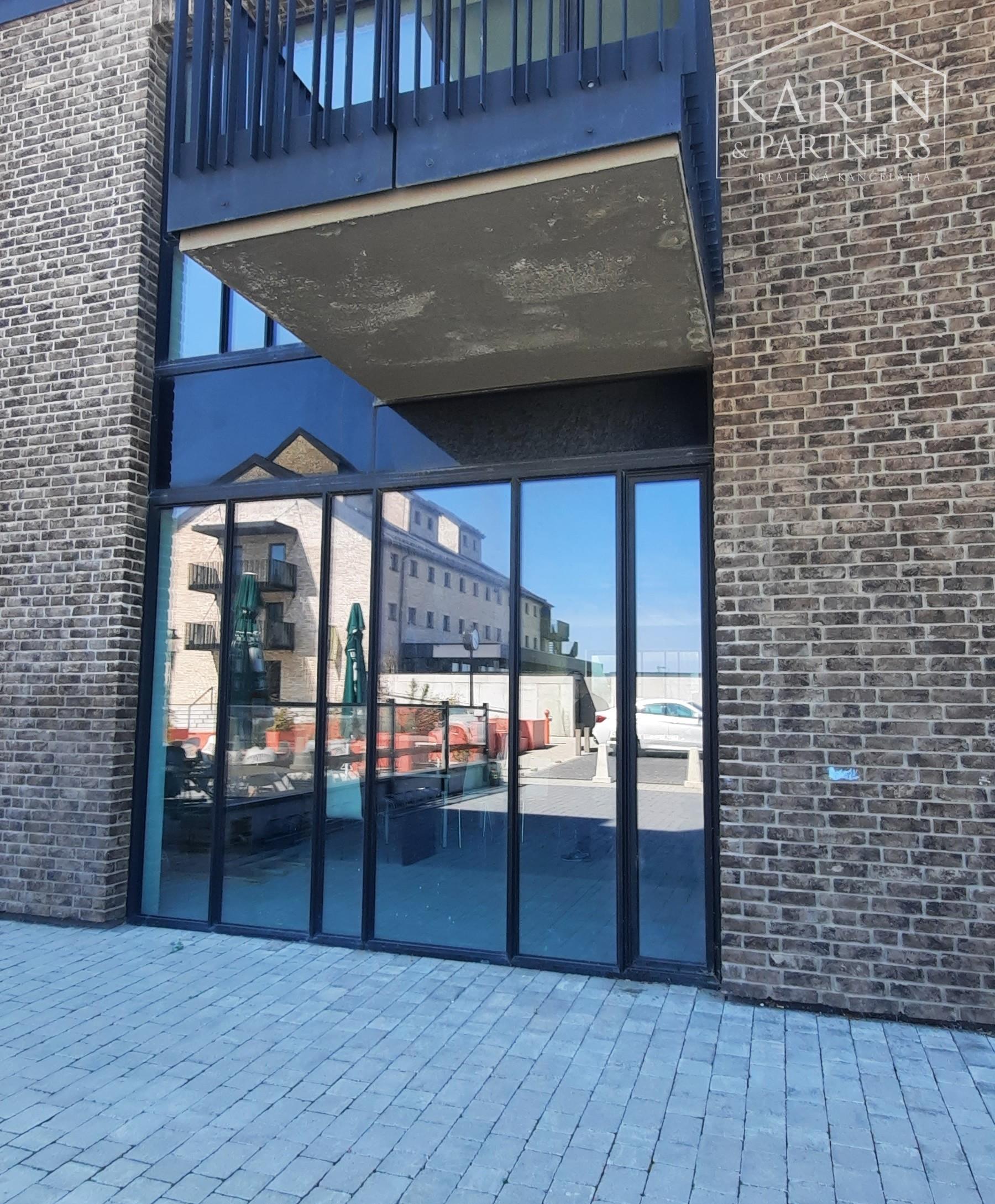 NA PREDAJ OBCHODNÝ PRIESTOR S PREDZÁHRADKOU, V PROJEKTE DVE SÝPKY, BRATISLAVA JAROVCE, CENA S DPH: 328.000 €