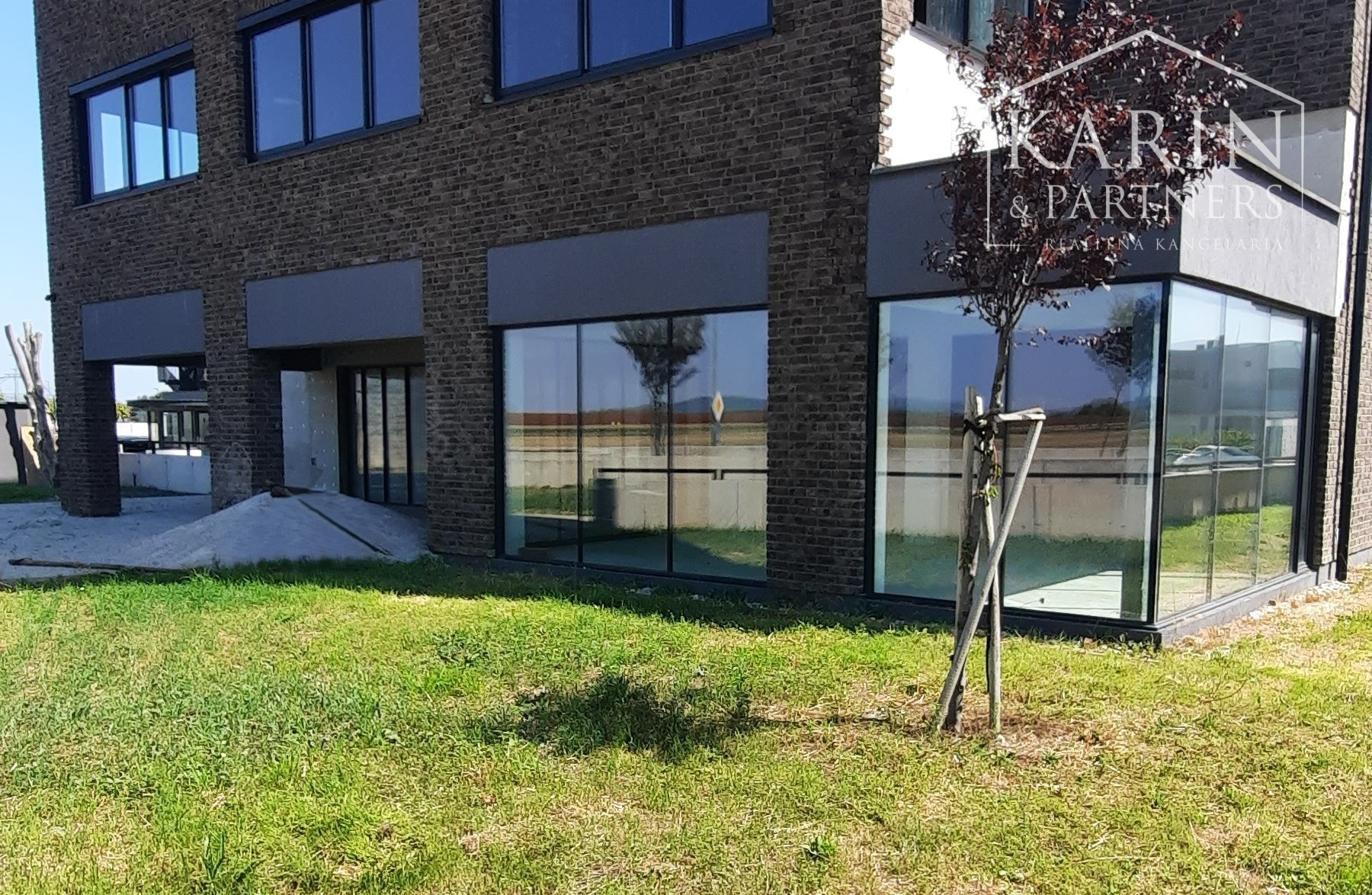 NA PREDAJ OBCHODNÝ PRIESTOR S TERASOU V PROJEKTE DVE SÝPKY, BRATISLAVA JAROVCE, CENA S DPH: 560.675 €