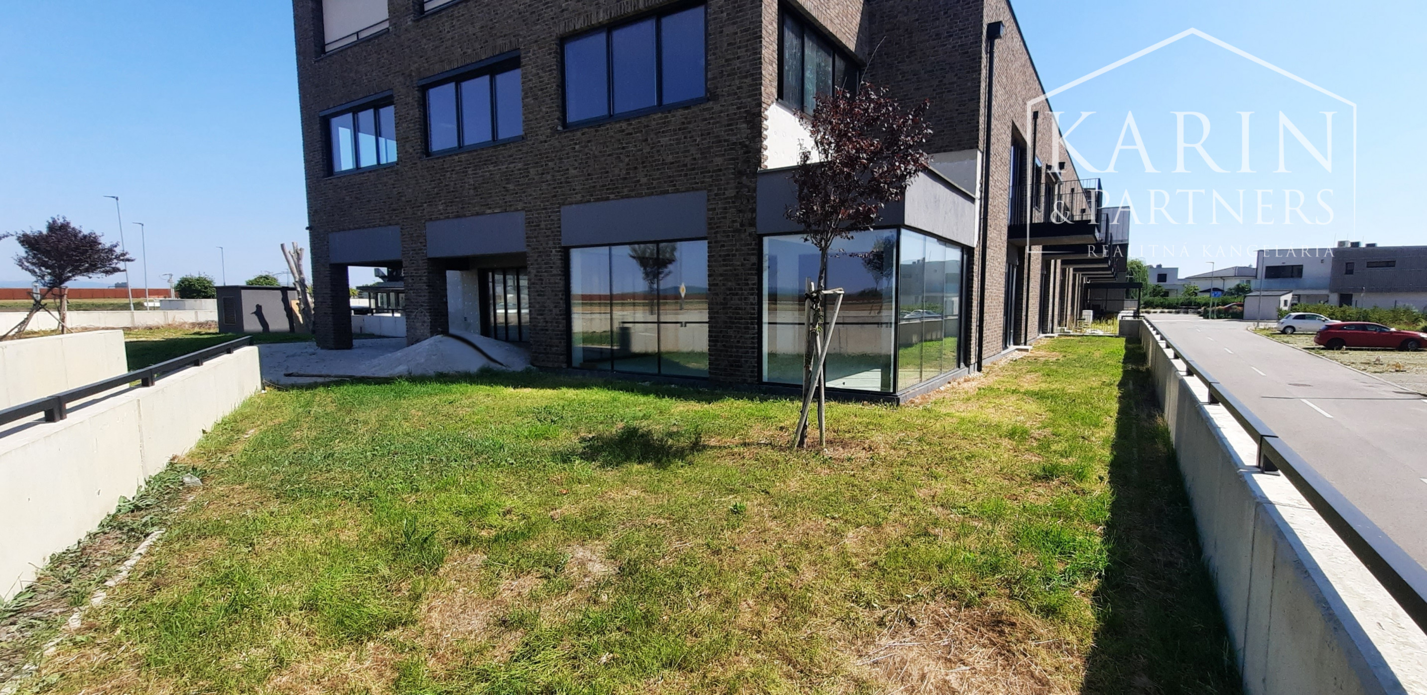 NA PREDAJ OBCHODNÝ PRIESTOR S TERASOU V PROJEKTE DVE SÝPKY, BRATISLAVA JAROVCE, CENA S DPH: 560.675 €