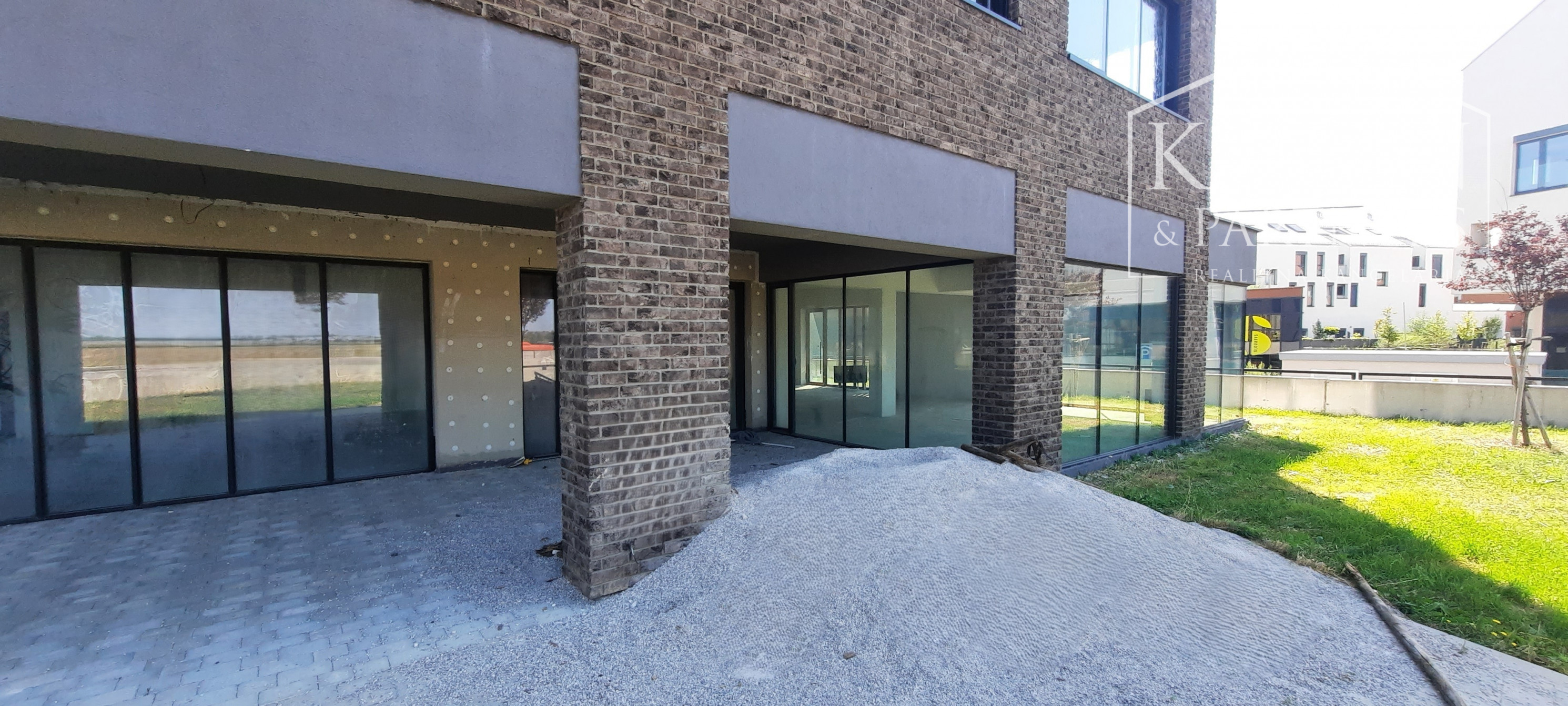 NA PREDAJ OBCHODNÝ PRIESTOR S TERASOU V PROJEKTE DVE SÝPKY, BRATISLAVA JAROVCE, CENA S DPH: 560.675 €