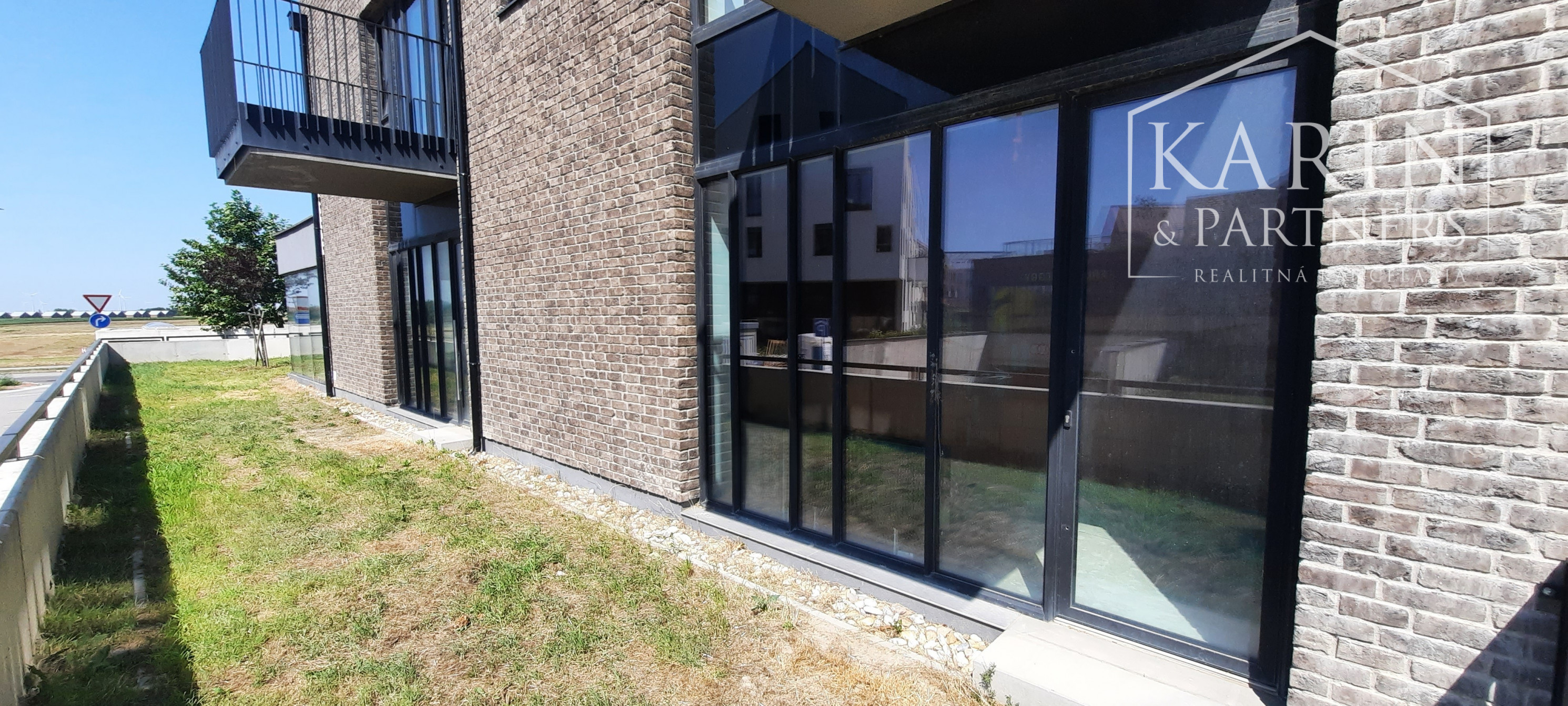 NA PREDAJ OBCHODNÝ PRIESTOR S TERASOU V PROJEKTE DVE SÝPKY, BRATISLAVA JAROVCE, CENA S DPH: 560.675 €